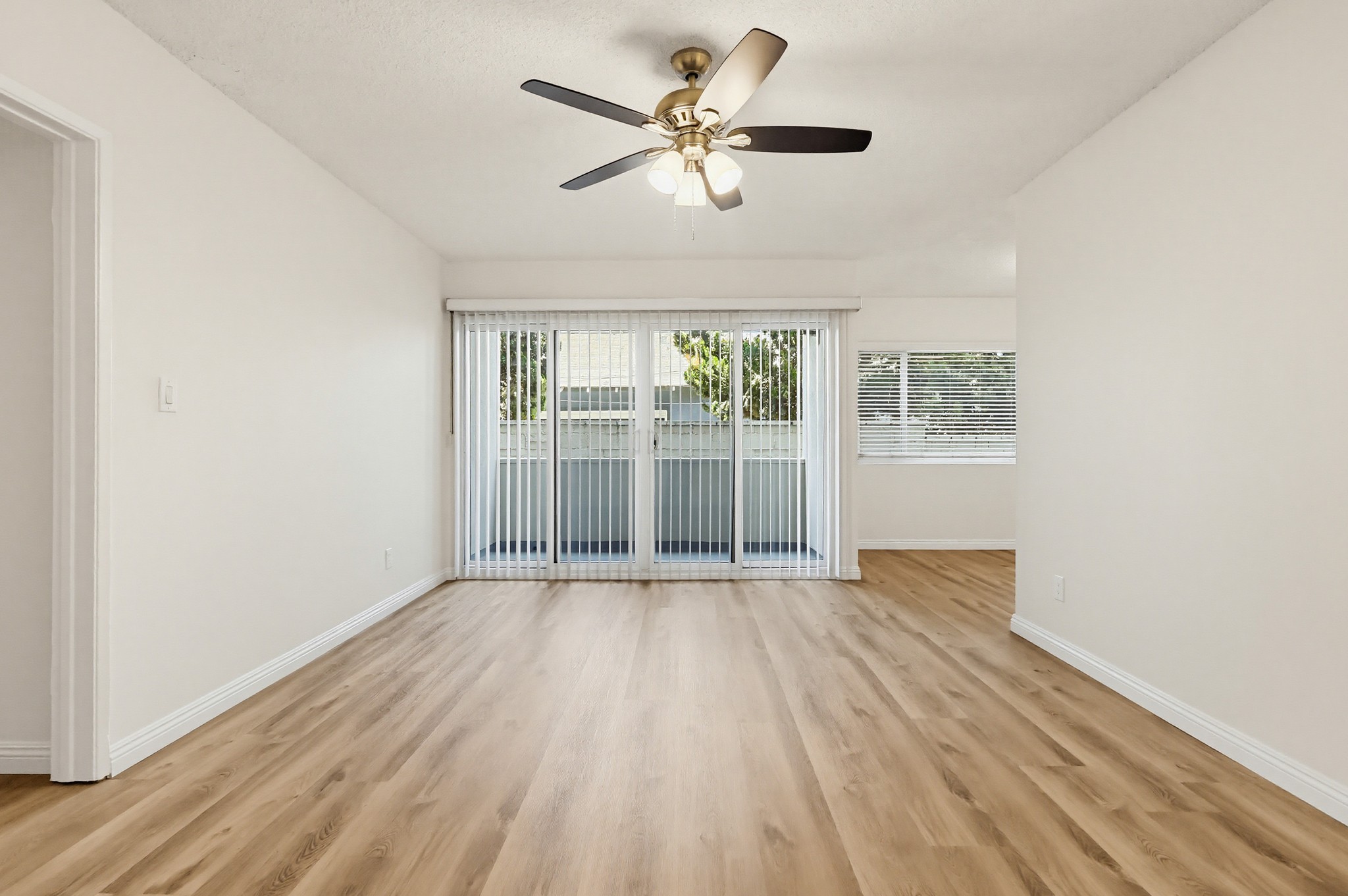 Virtual tour photo 15 of 75 for 537 W Hyde Park Blvd #105