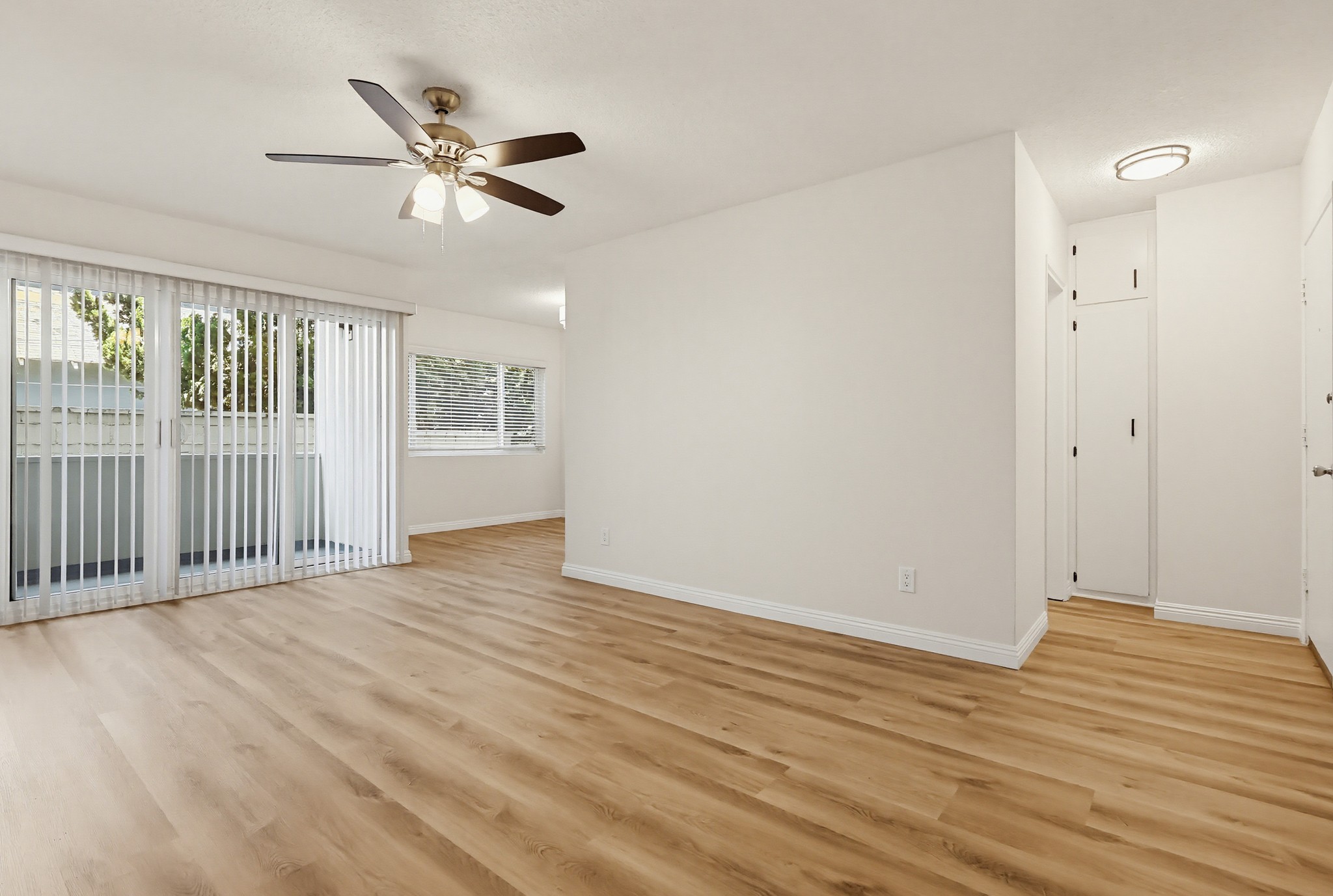 Virtual tour photo 16 of 75 for 537 W Hyde Park Blvd #105