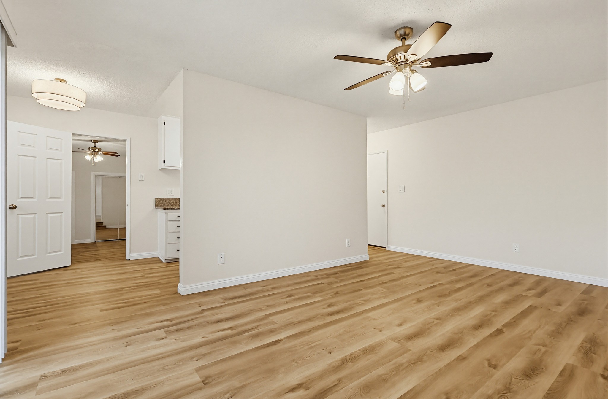Virtual tour photo 17 of 75 for 537 W Hyde Park Blvd #105