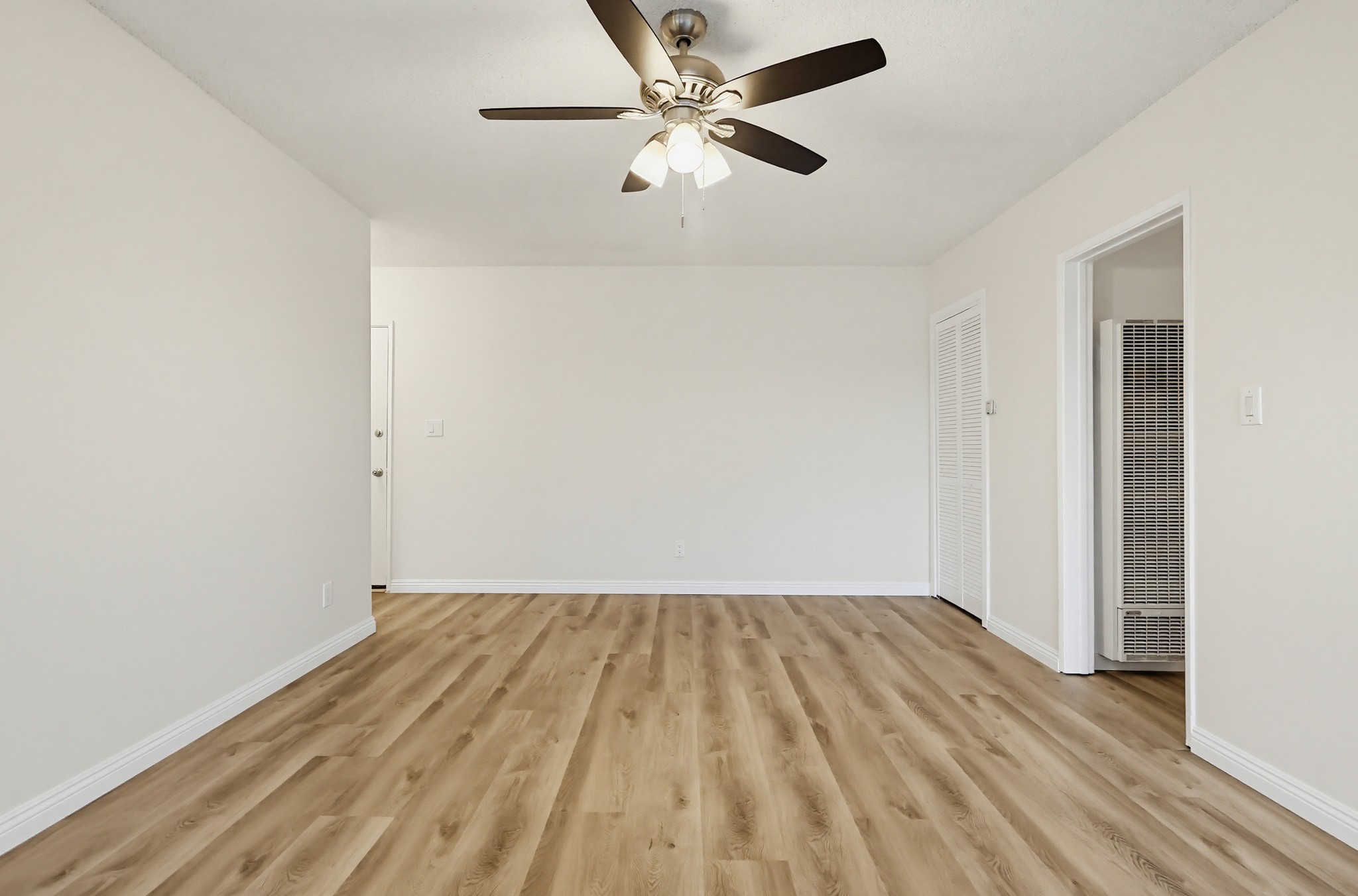 Virtual tour photo 18 of 75 for 537 W Hyde Park Blvd #105