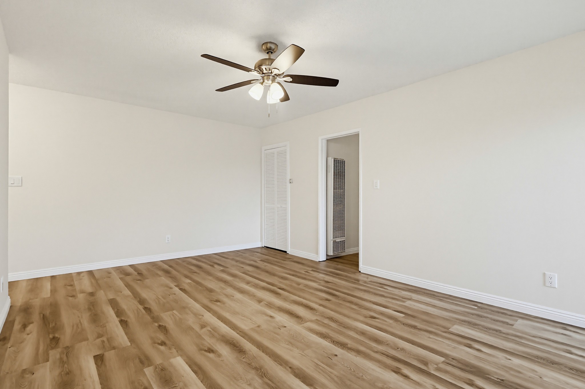 Virtual tour photo 19 of 75 for 537 W Hyde Park Blvd #105