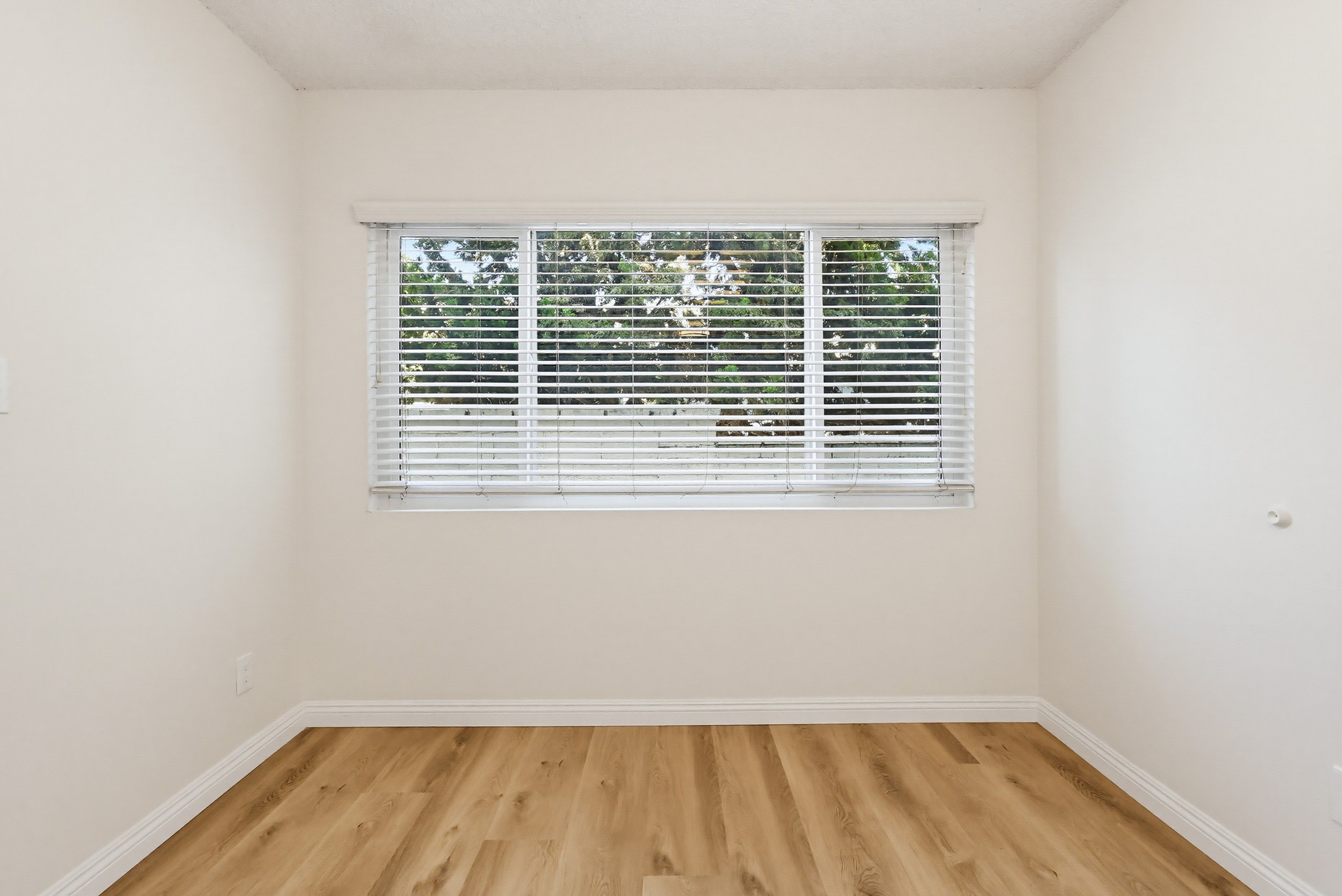 Virtual tour photo 25 of 75 for 537 W Hyde Park Blvd #105