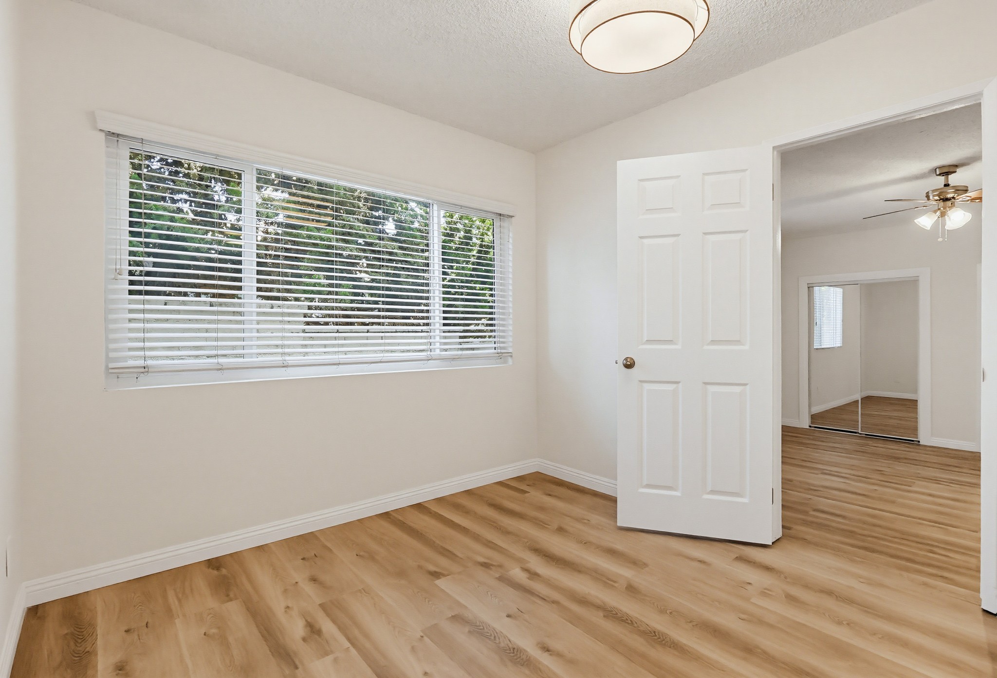 Virtual tour photo 26 of 75 for 537 W Hyde Park Blvd #105