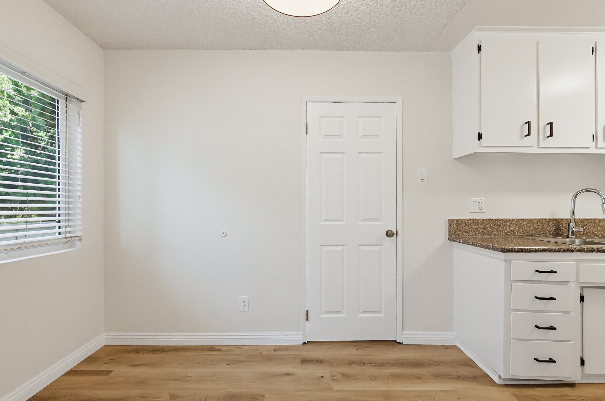 Virtual tour photo 27 of 75 for 537 W Hyde Park Blvd #105