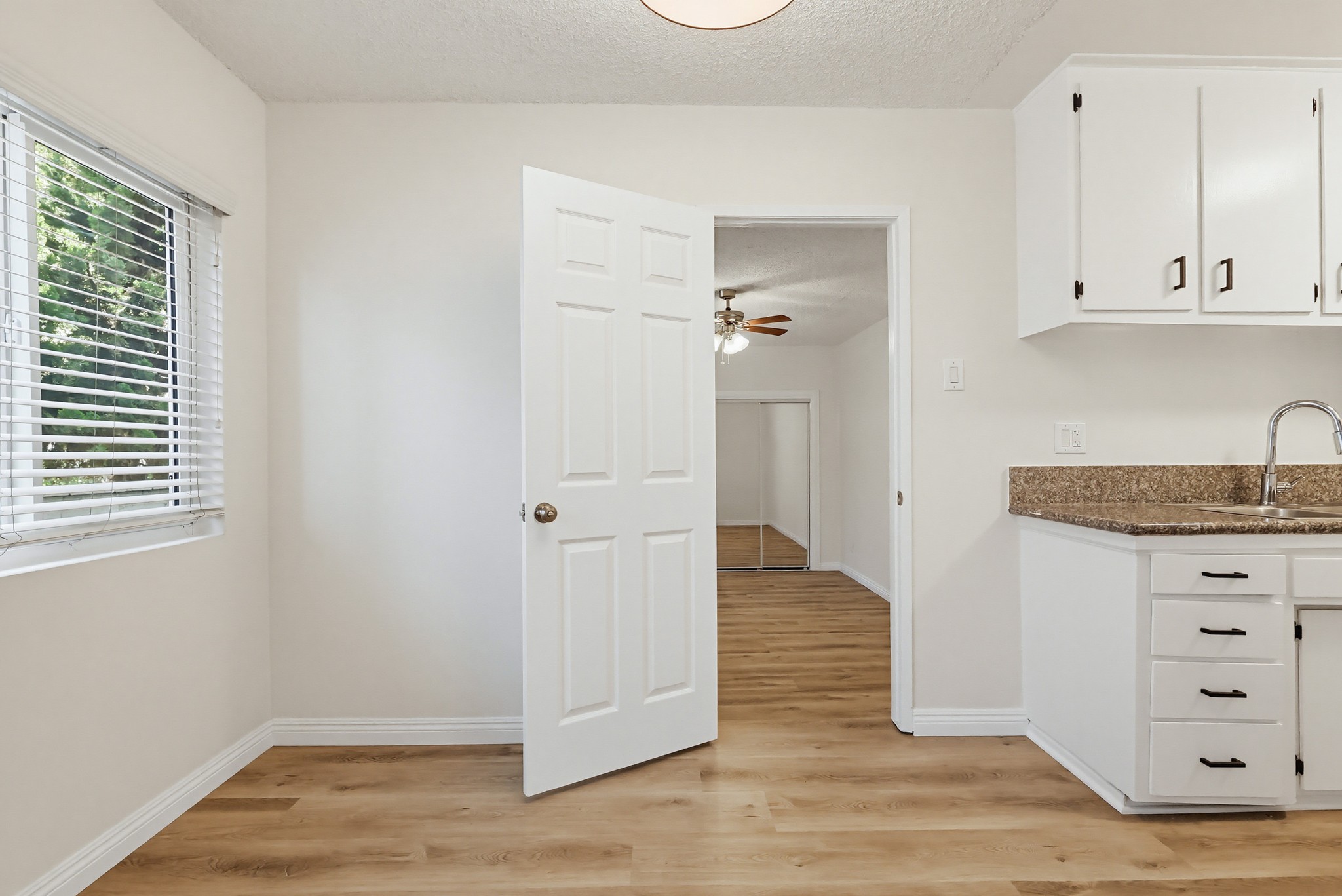 Virtual tour photo 28 of 75 for 537 W Hyde Park Blvd #105