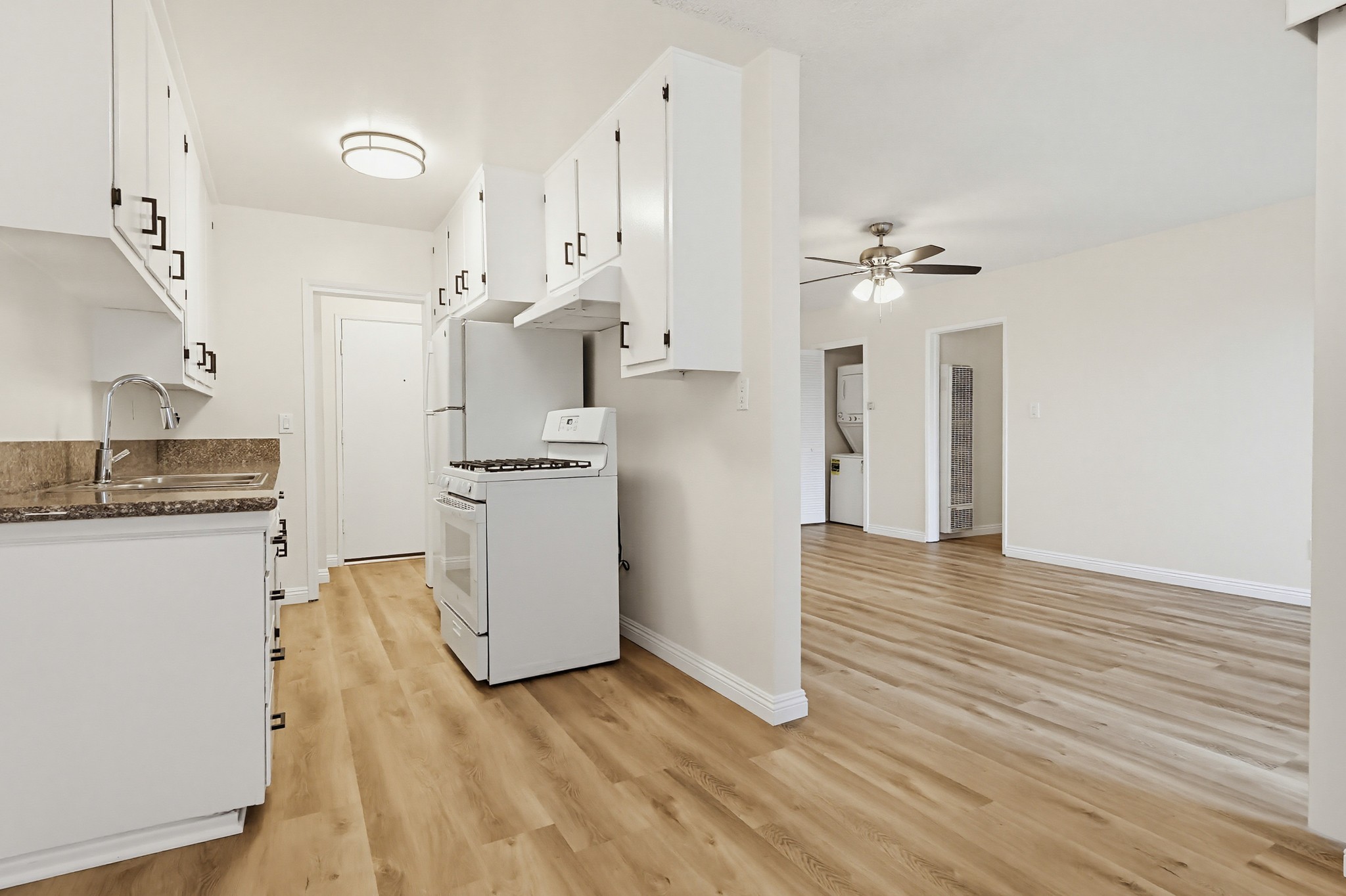 Virtual tour photo 31 of 75 for 537 W Hyde Park Blvd #105