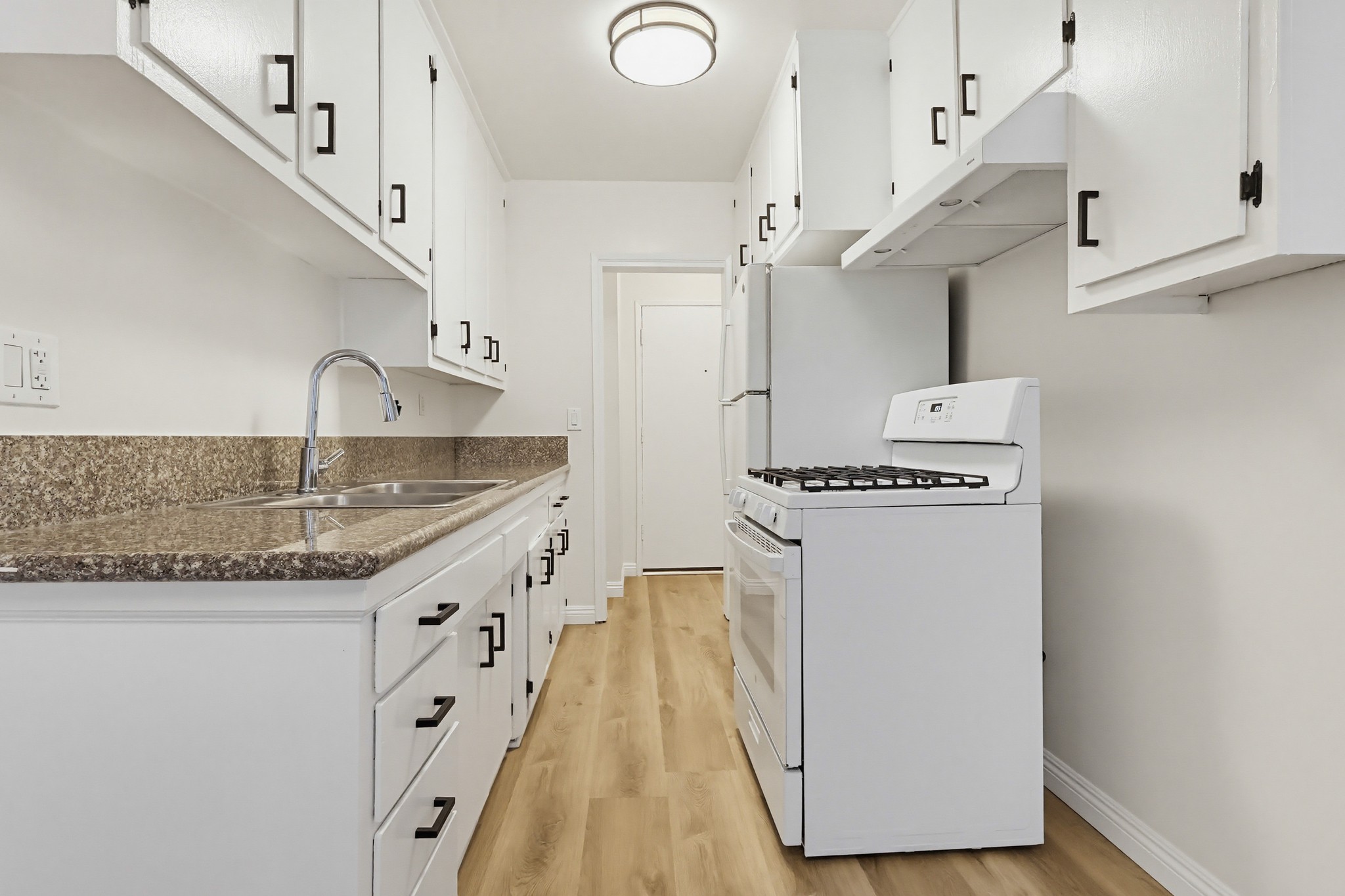 Virtual tour photo 32 of 75 for 537 W Hyde Park Blvd #105