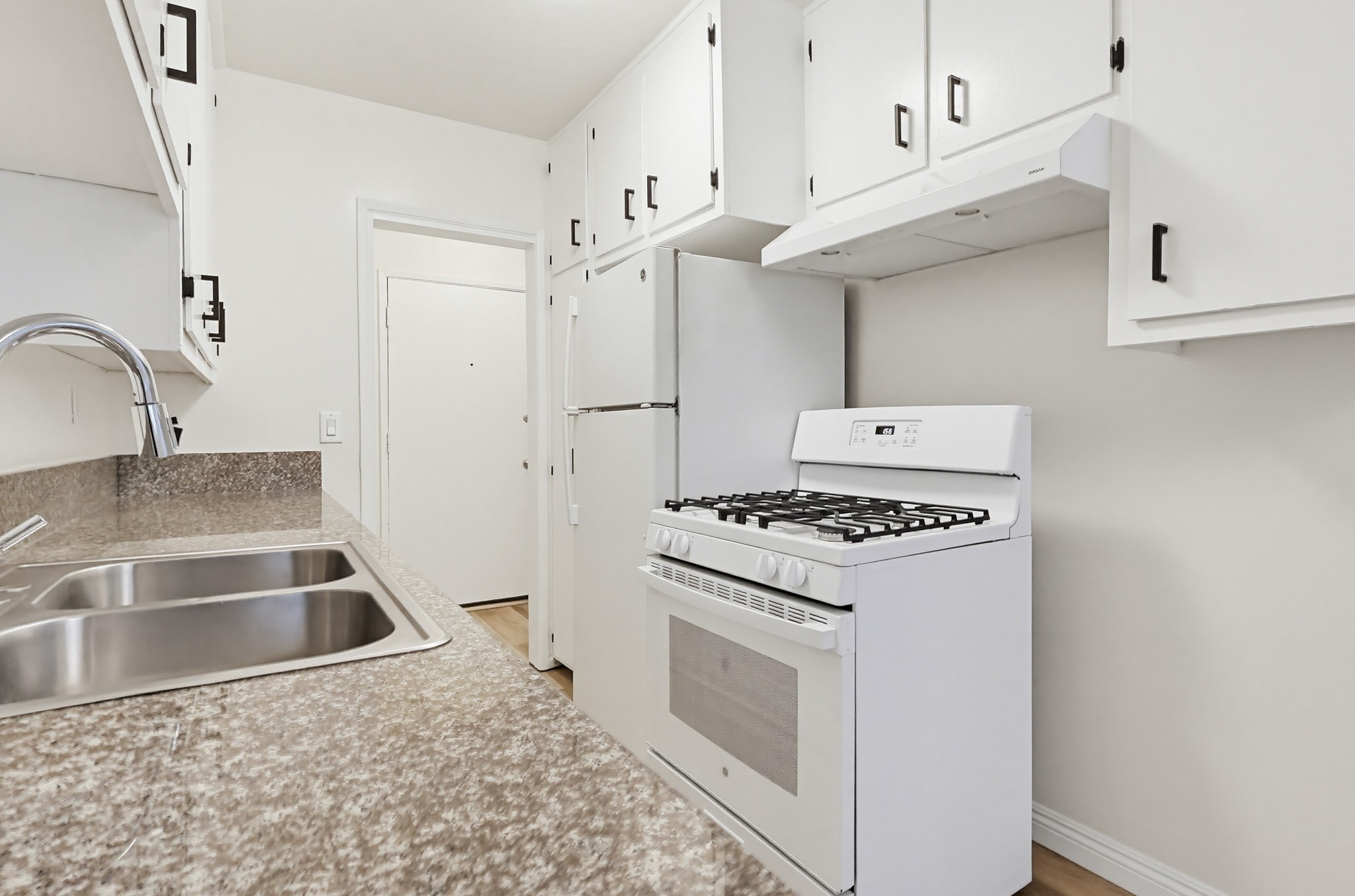 Virtual tour photo 34 of 75 for 537 W Hyde Park Blvd #105