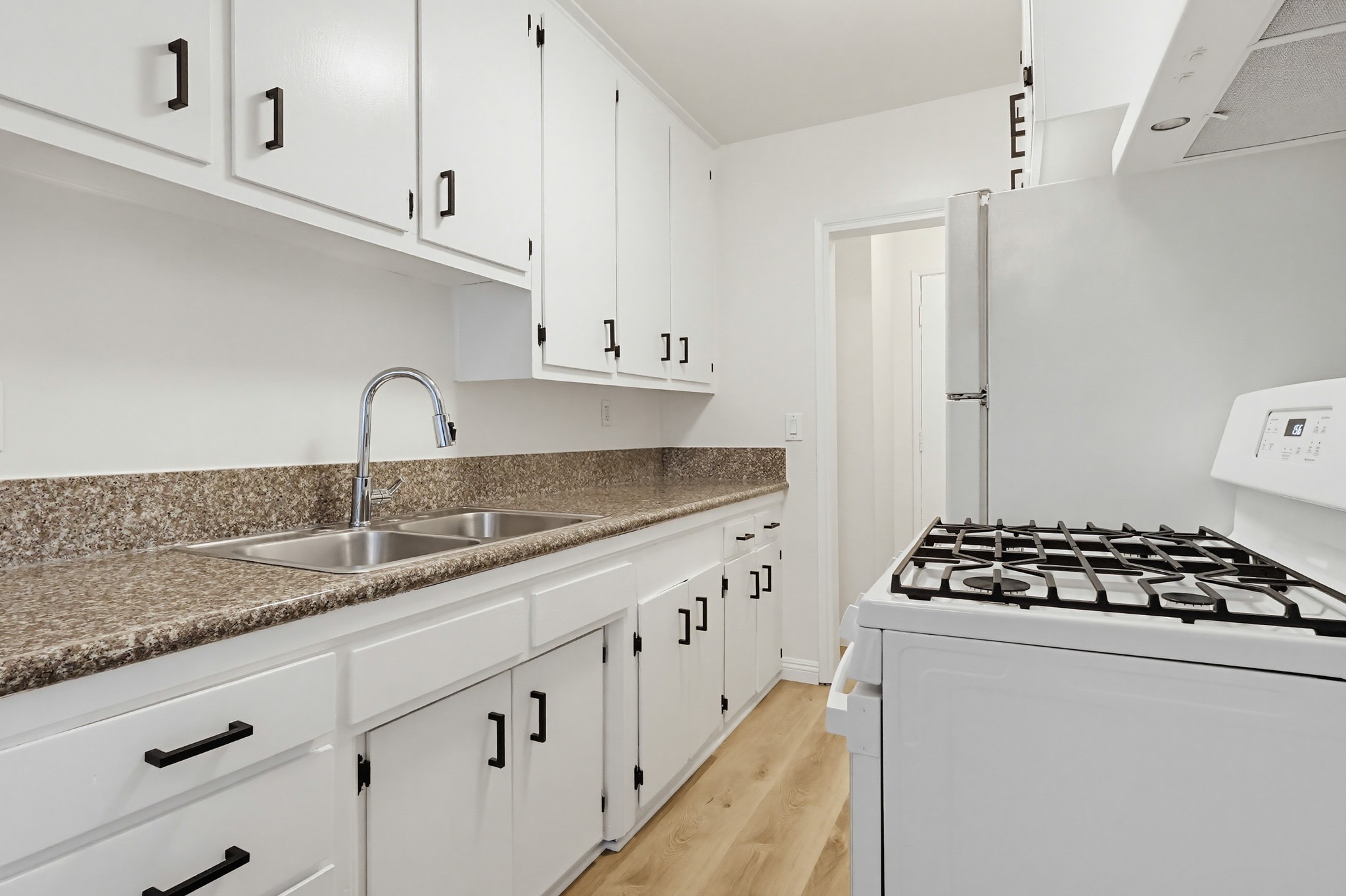 Virtual tour photo 35 of 75 for 537 W Hyde Park Blvd #105