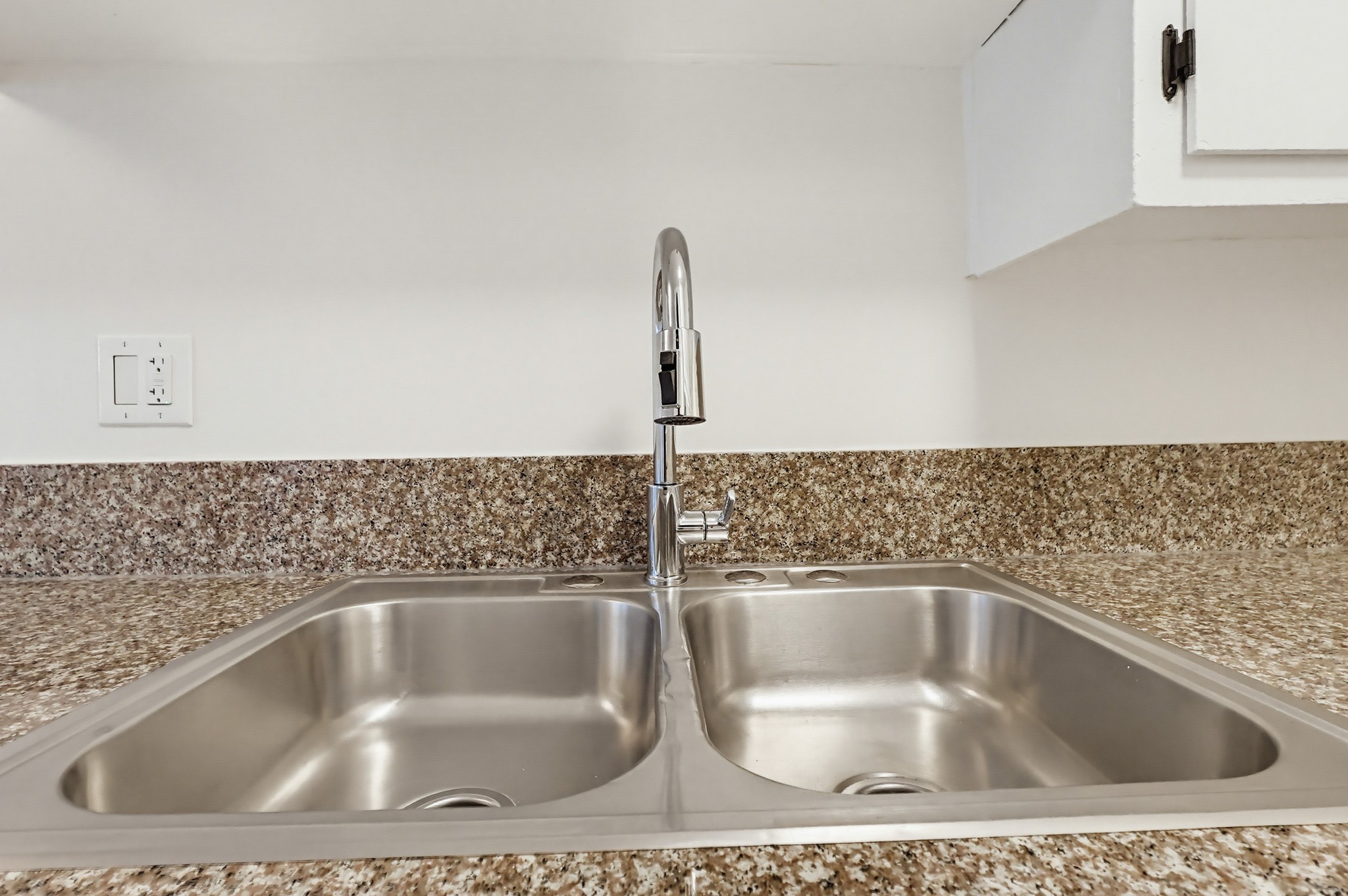 Virtual tour photo 37 of 75 for 537 W Hyde Park Blvd #105