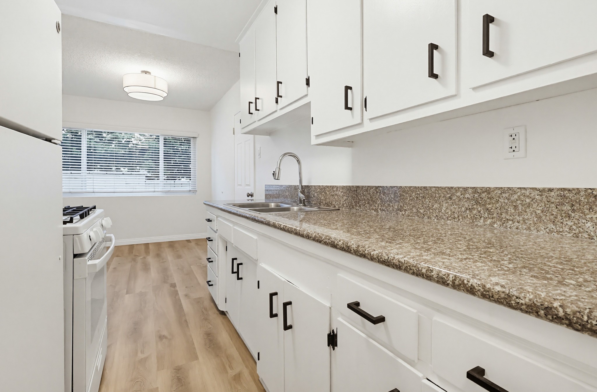 Virtual tour photo 39 of 75 for 537 W Hyde Park Blvd #105