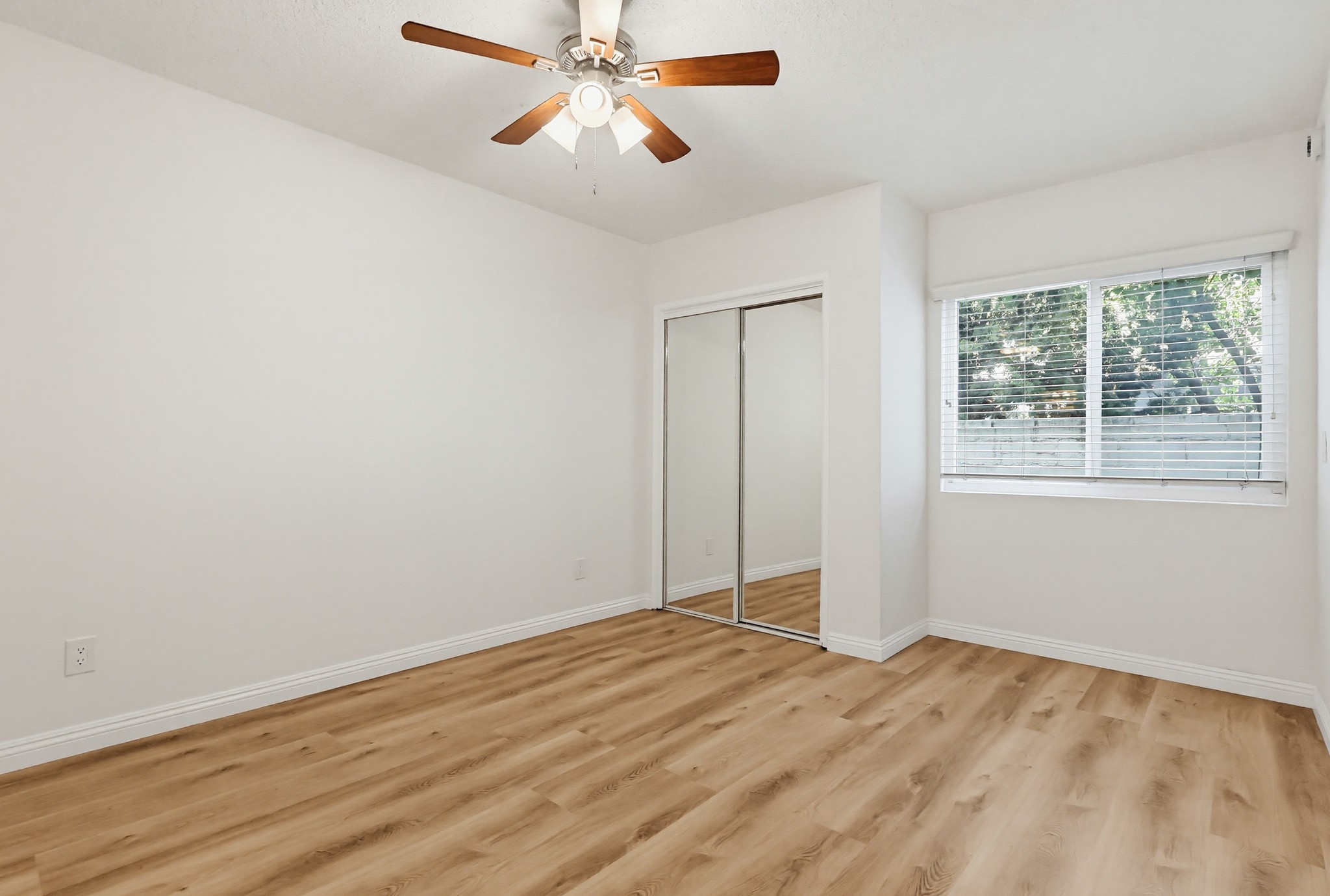 Virtual tour photo 44 of 75 for 537 W Hyde Park Blvd #105