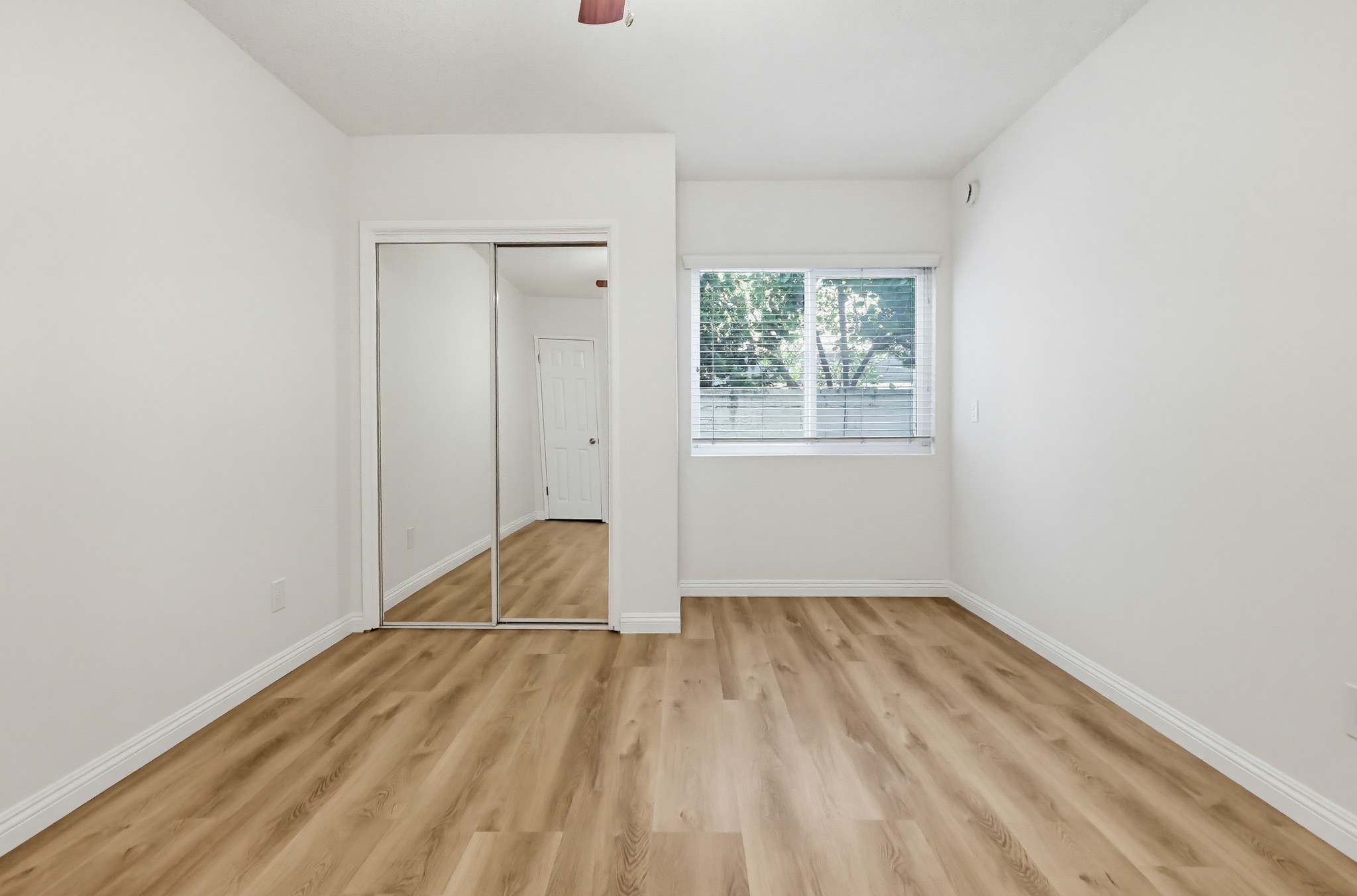 Virtual tour photo 45 of 75 for 537 W Hyde Park Blvd #105
