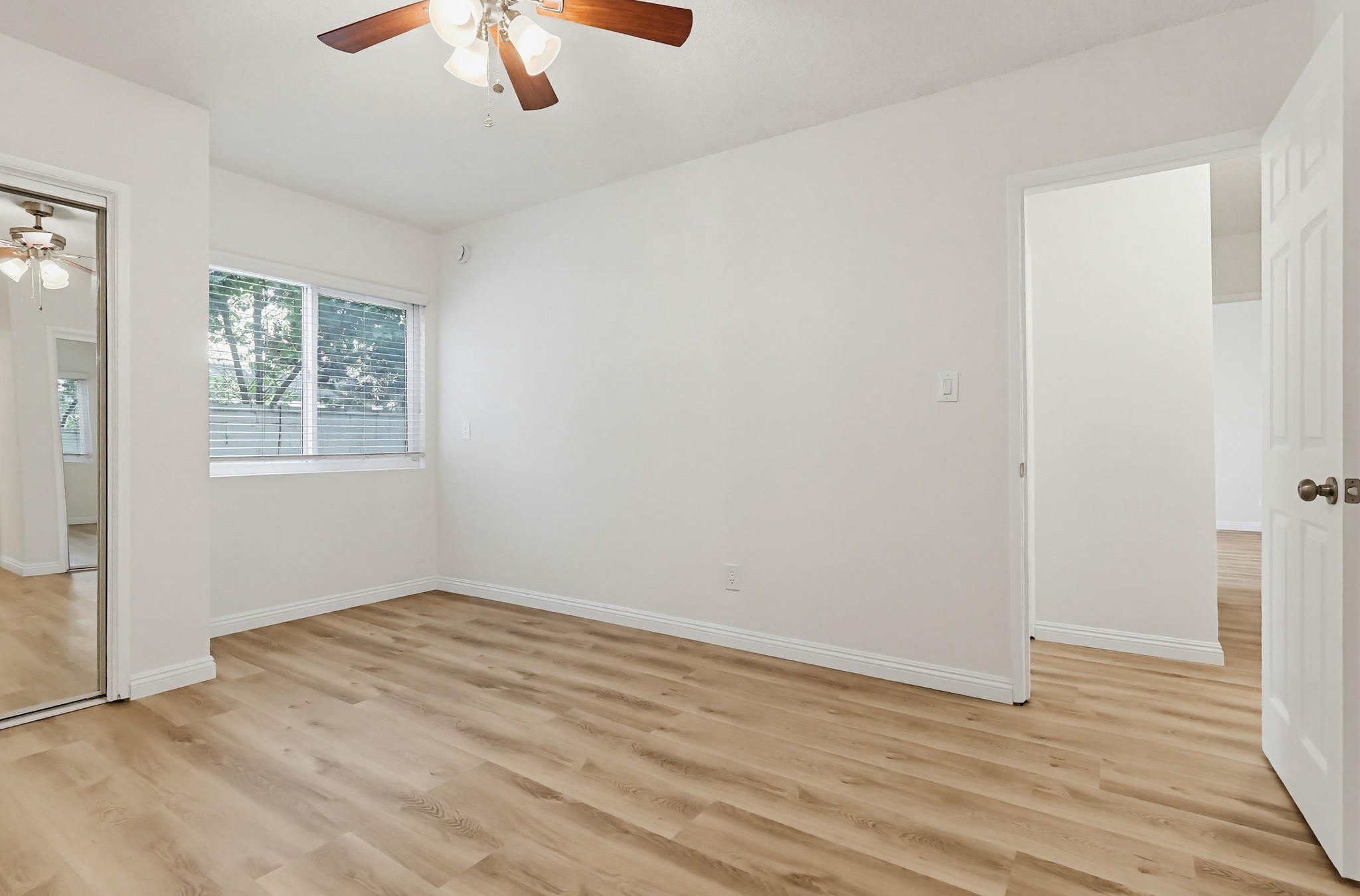 Virtual tour photo 46 of 75 for 537 W Hyde Park Blvd #105