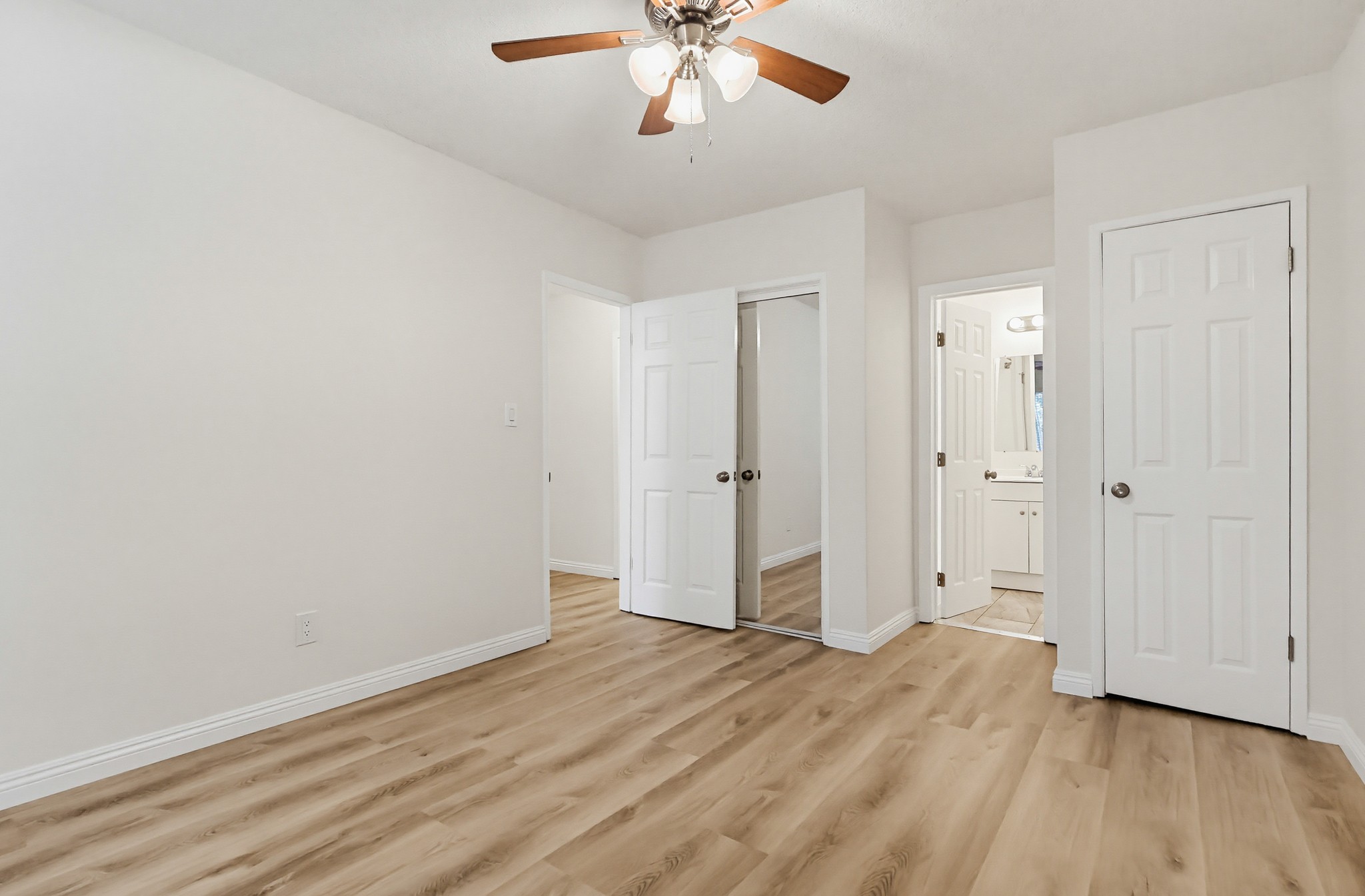 Virtual tour photo 47 of 75 for 537 W Hyde Park Blvd #105