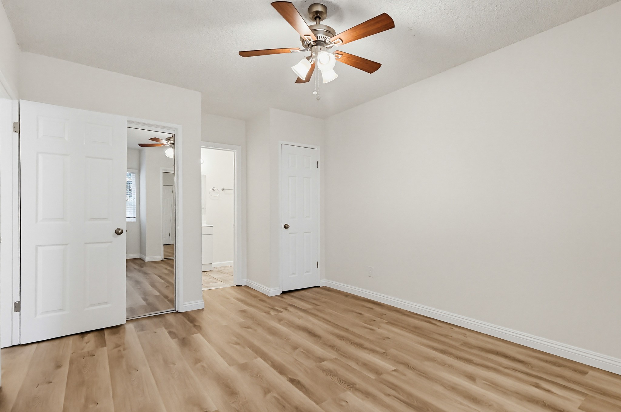 Virtual tour photo 48 of 75 for 537 W Hyde Park Blvd #105