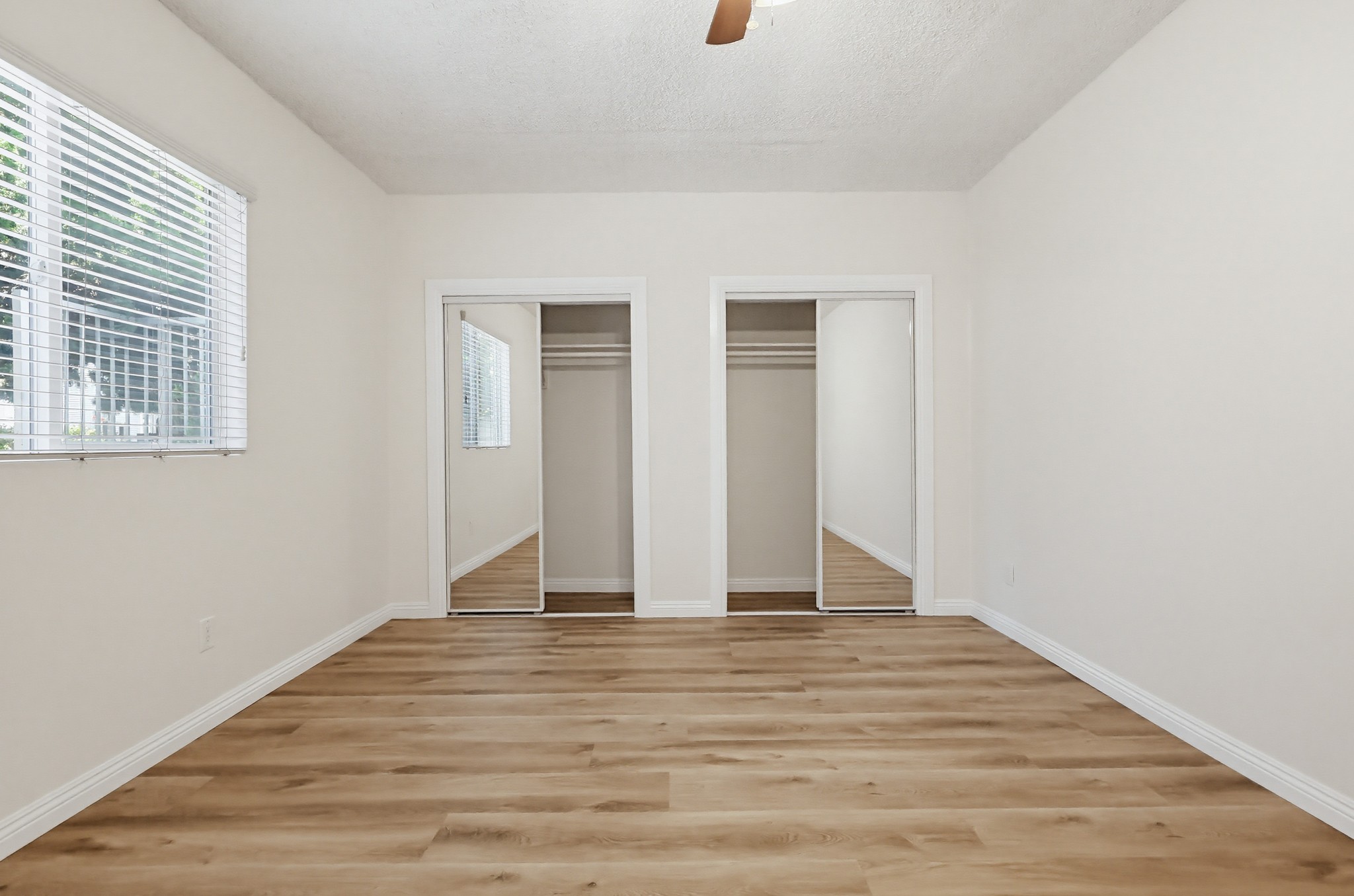 Virtual tour photo 56 of 75 for 537 W Hyde Park Blvd #105