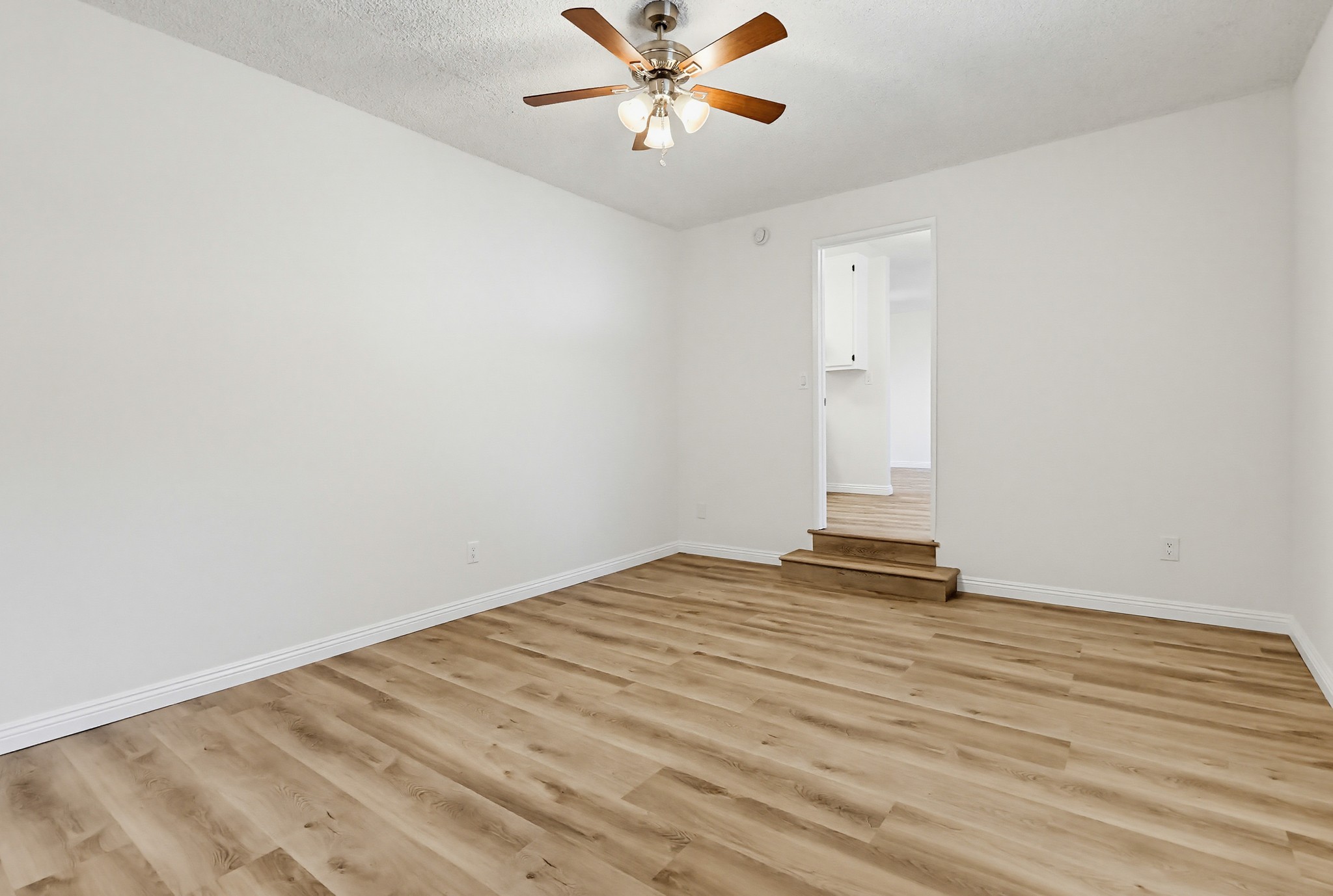 Virtual tour photo 57 of 75 for 537 W Hyde Park Blvd #105