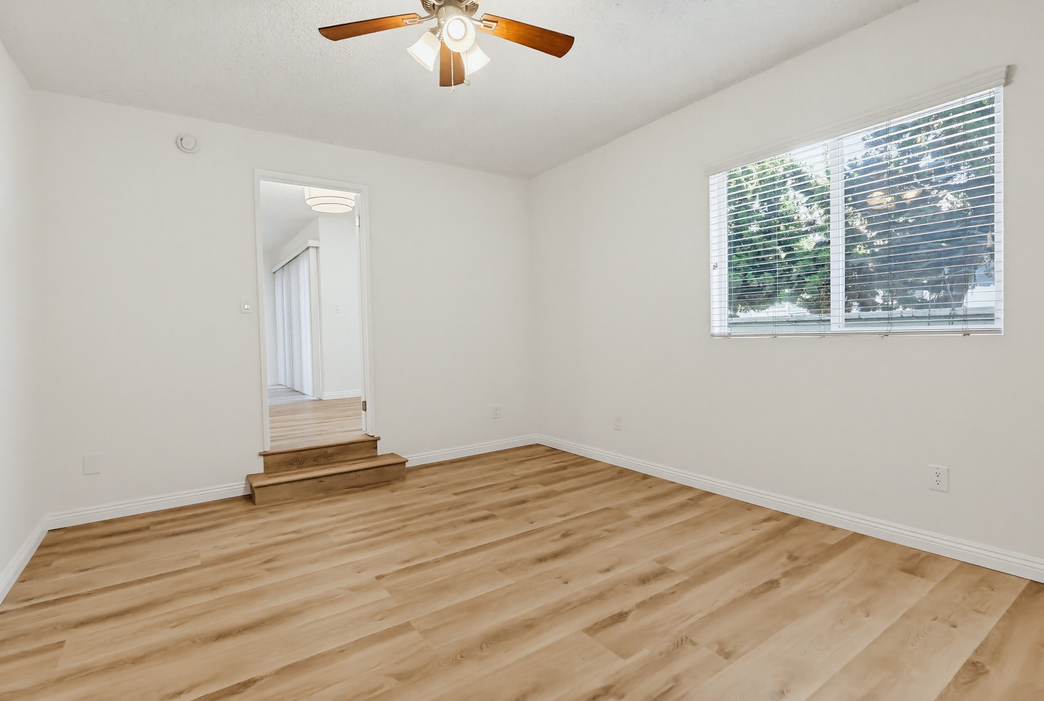 Virtual tour photo 58 of 75 for 537 W Hyde Park Blvd #105