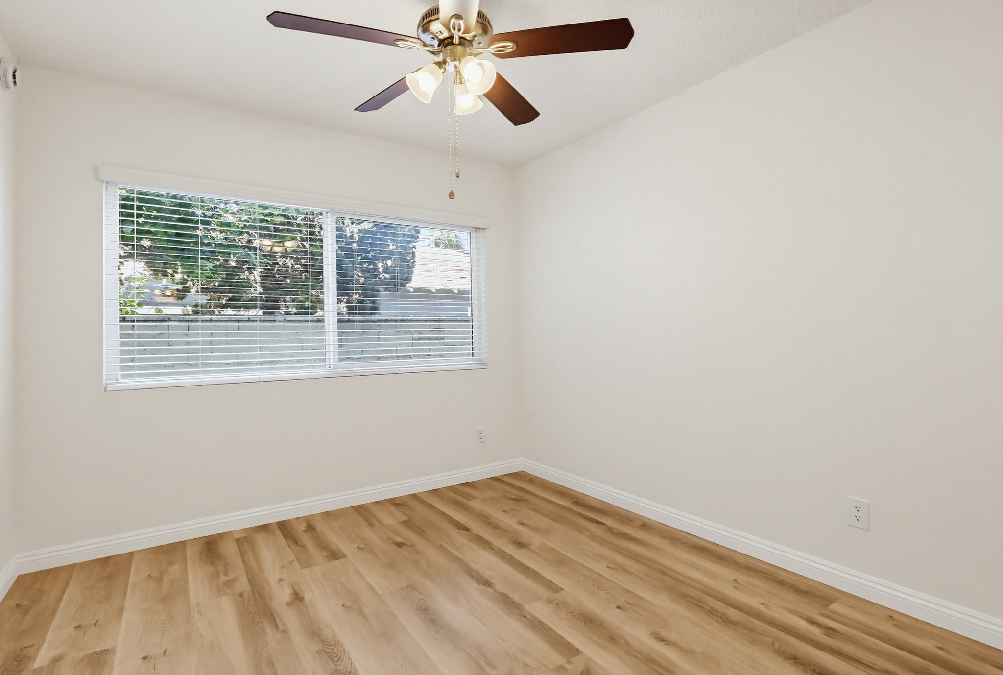 Virtual tour photo 61 of 75 for 537 W Hyde Park Blvd #105