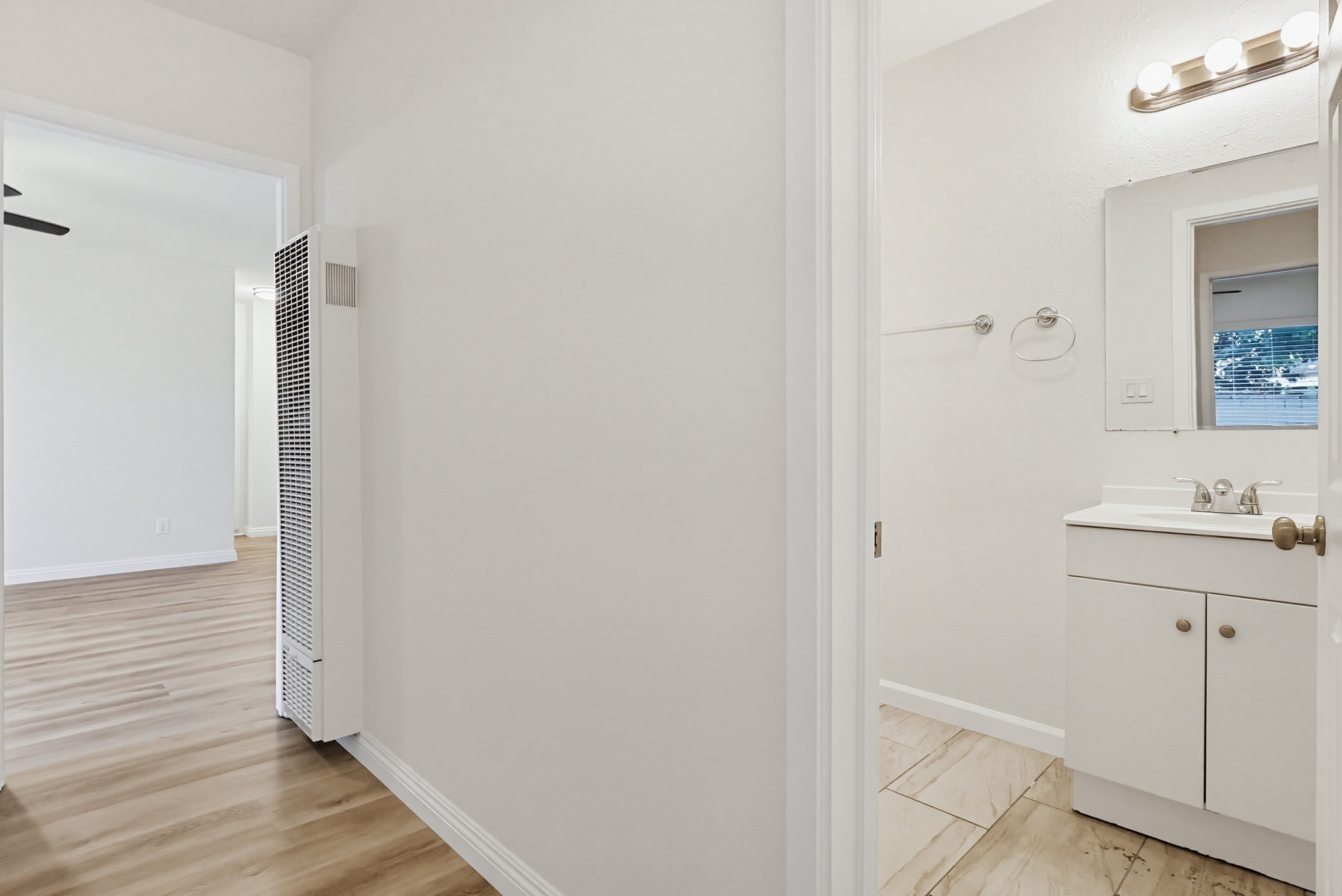 Virtual tour photo 66 of 75 for 537 W Hyde Park Blvd #105