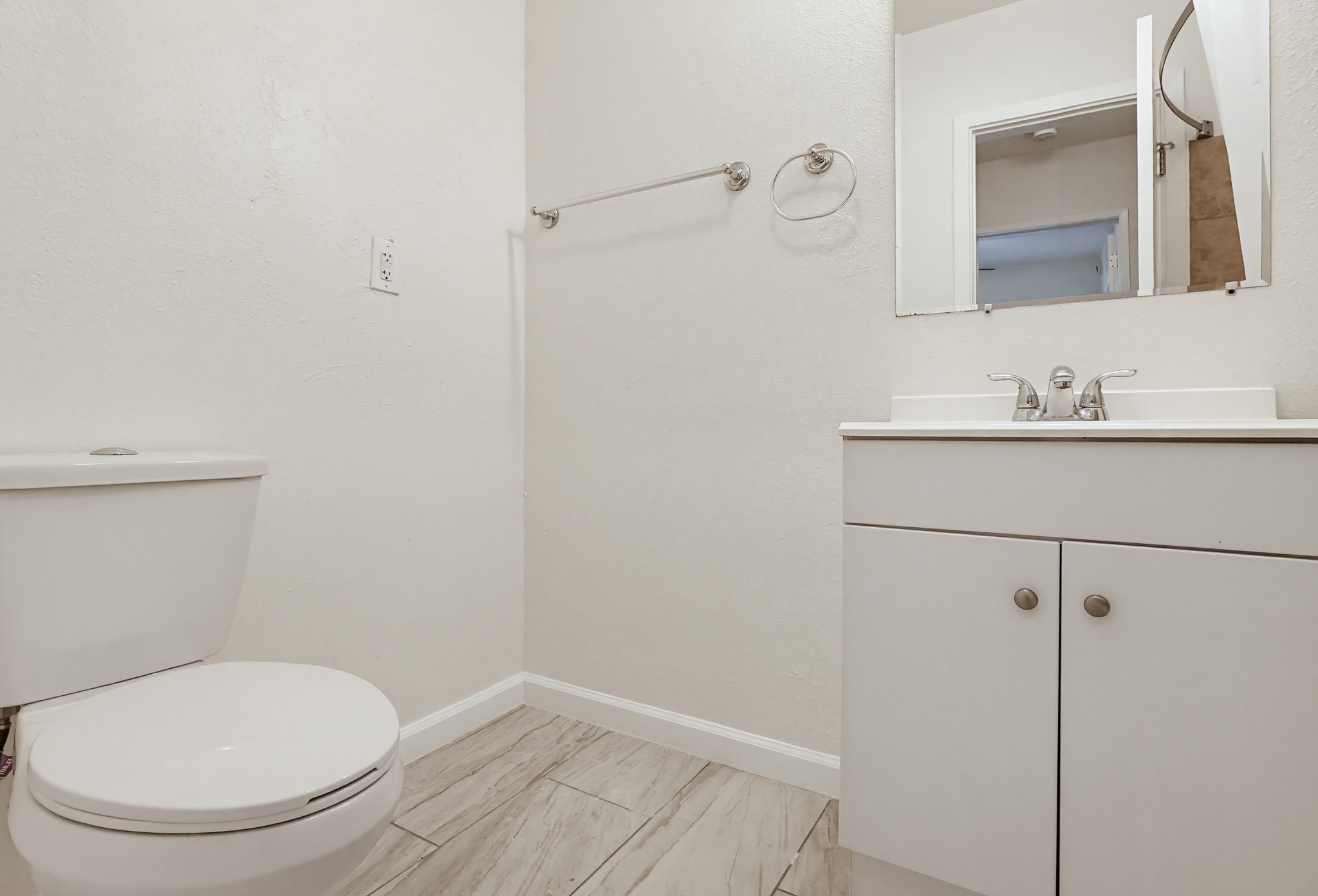 Virtual tour photo 67 of 75 for 537 W Hyde Park Blvd #105