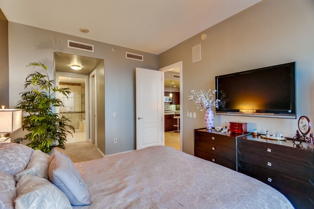 Virtual tour photo 60 of 115 for 550 Front St #2801