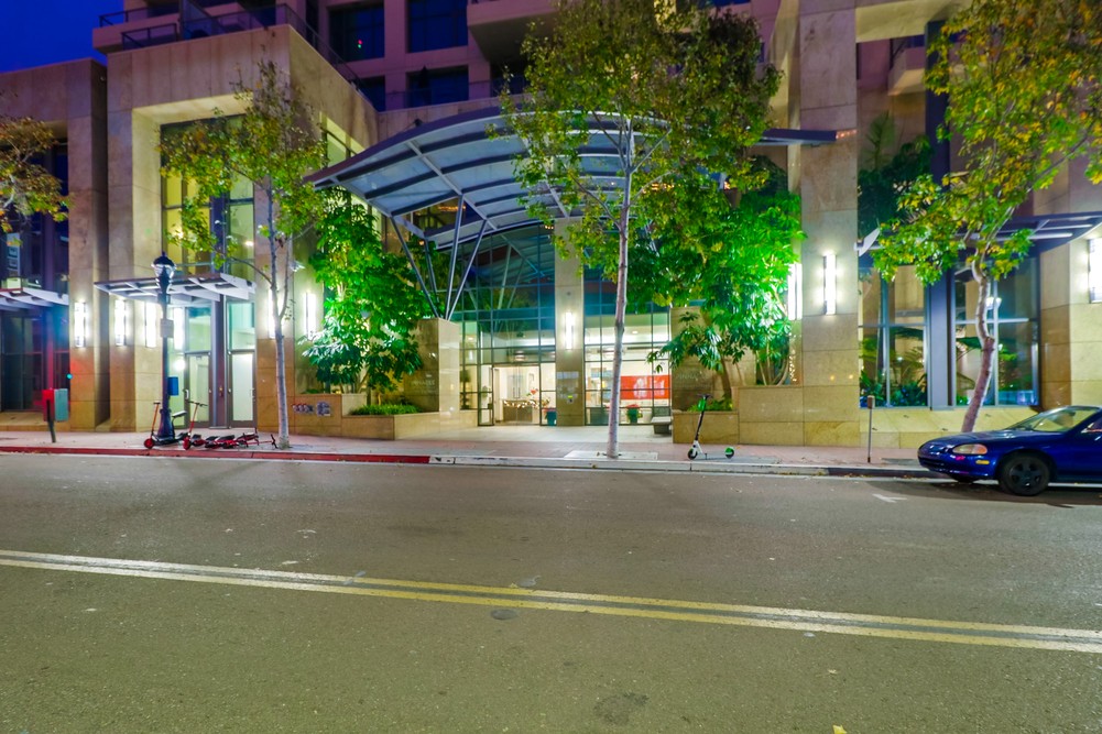 Virtual tour photo 1 of 75 for 550 Front St Unit 2402