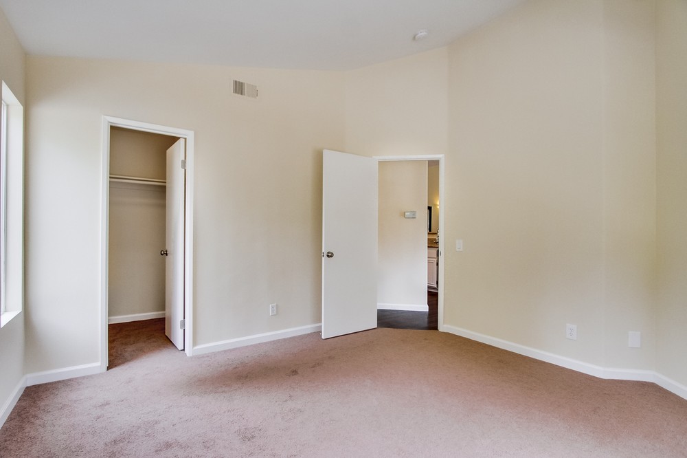 Virtual tour photo 27 of 33 for 5540 Renaissance Avenue #1
