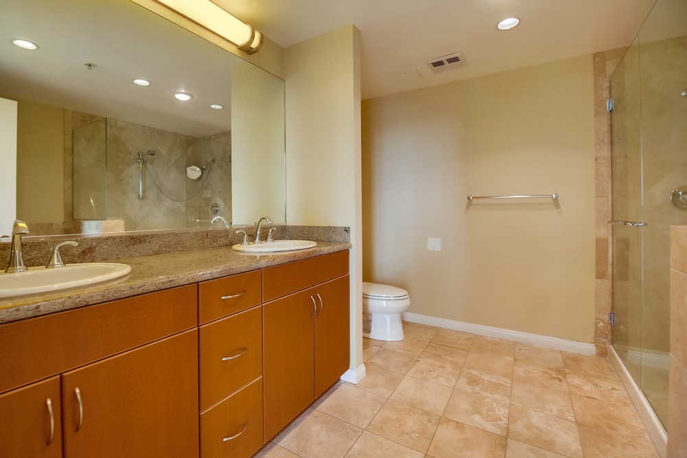 Virtual tour photo 30 of 48 for 555 Front St #1903