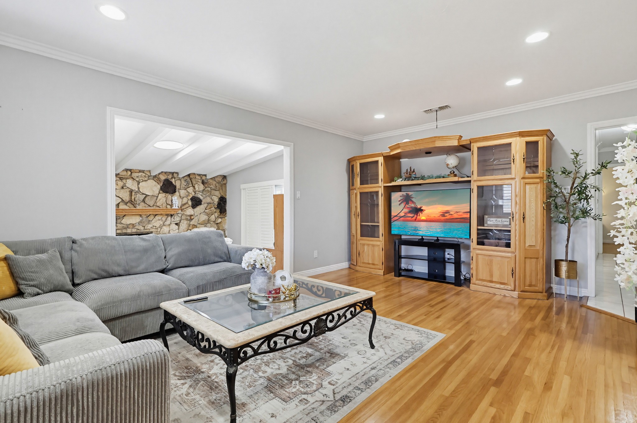 Virtual tour photo 14 of 66 for 555 W Shadwell St