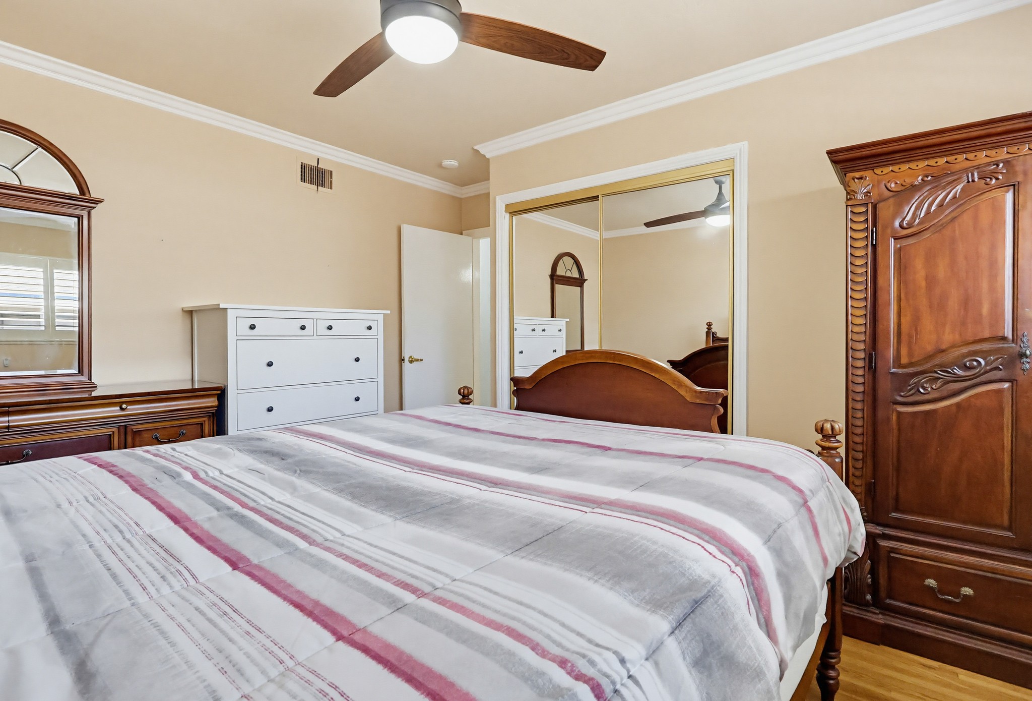 Virtual tour photo 40 of 66 for 555 W Shadwell St