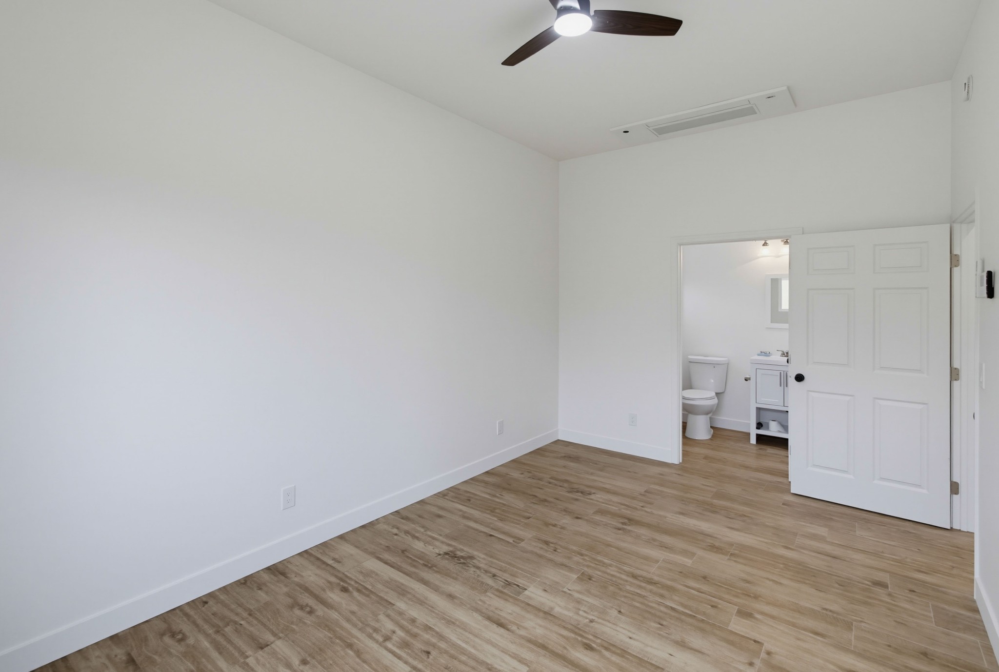 Virtual tour photo 18 of 32 for 560 F St