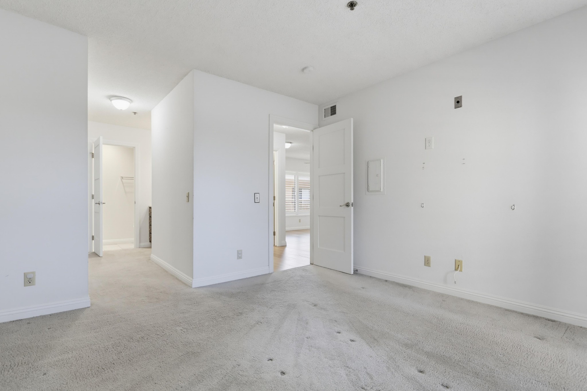 Virtual tour photo 24 of 36 for 5649 Lake Park Way