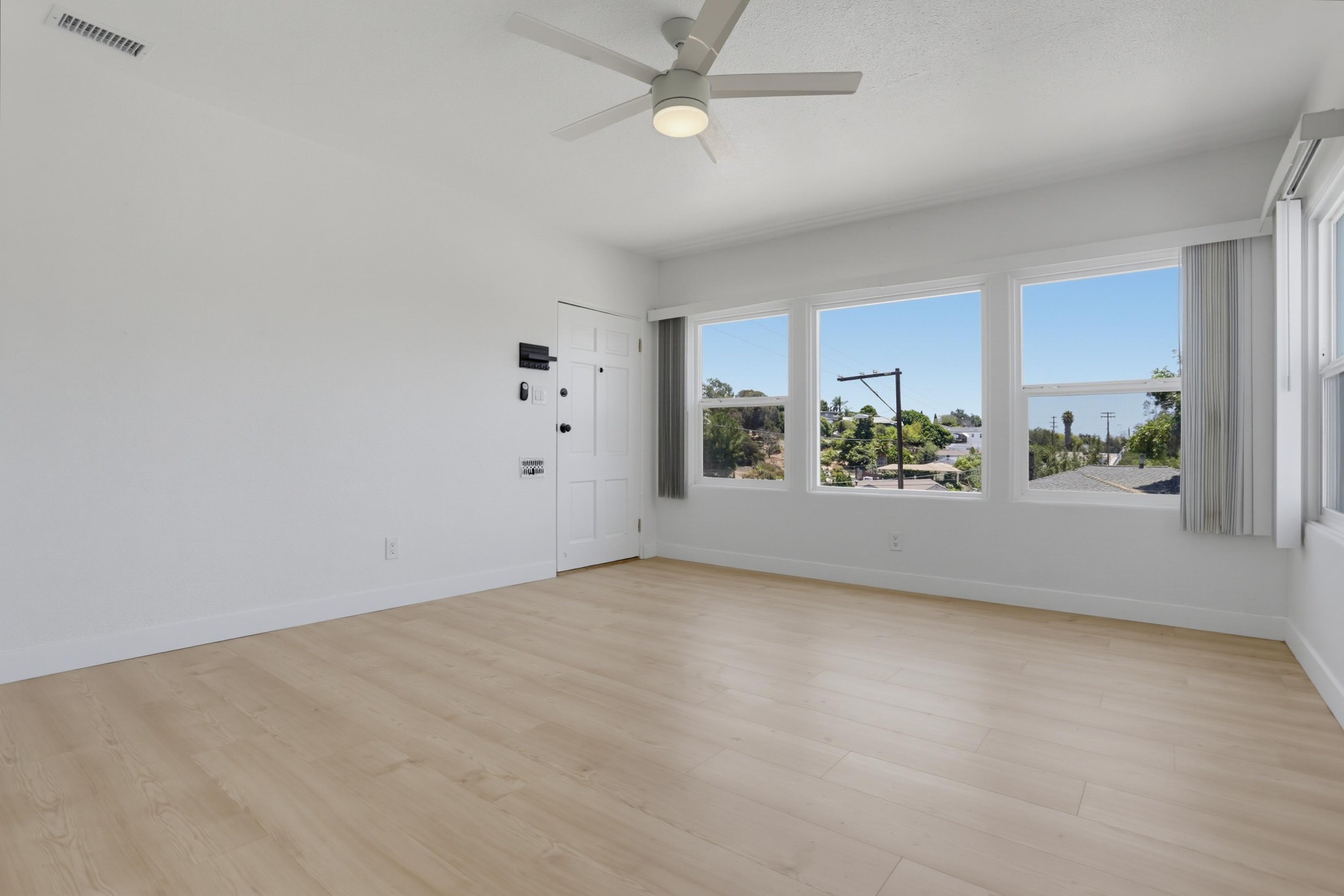 Virtual tour photo 8 of 32 for 5738 Meade Ave