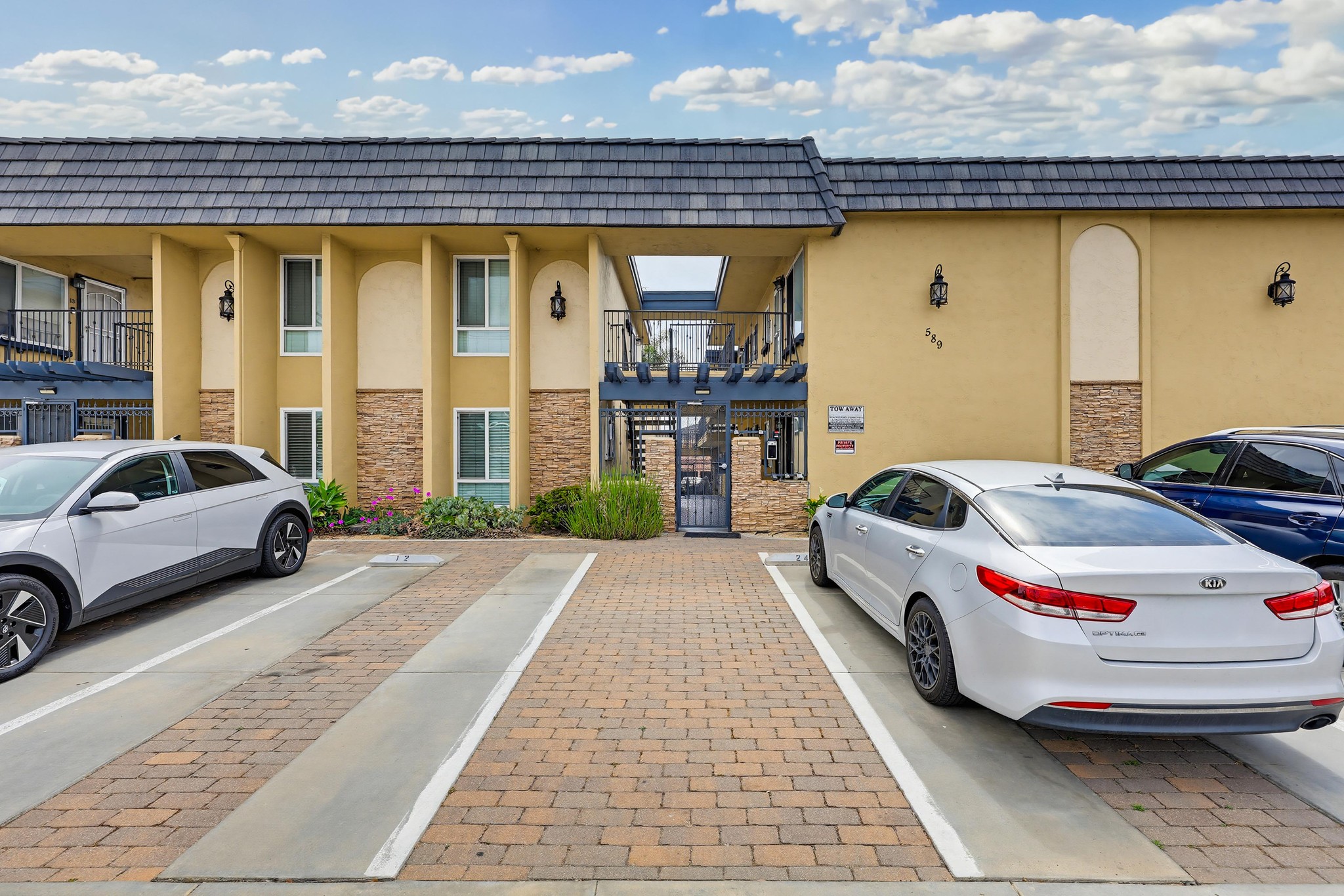 Virtual tour photo 3 of 35 for 589 11th St APT 9