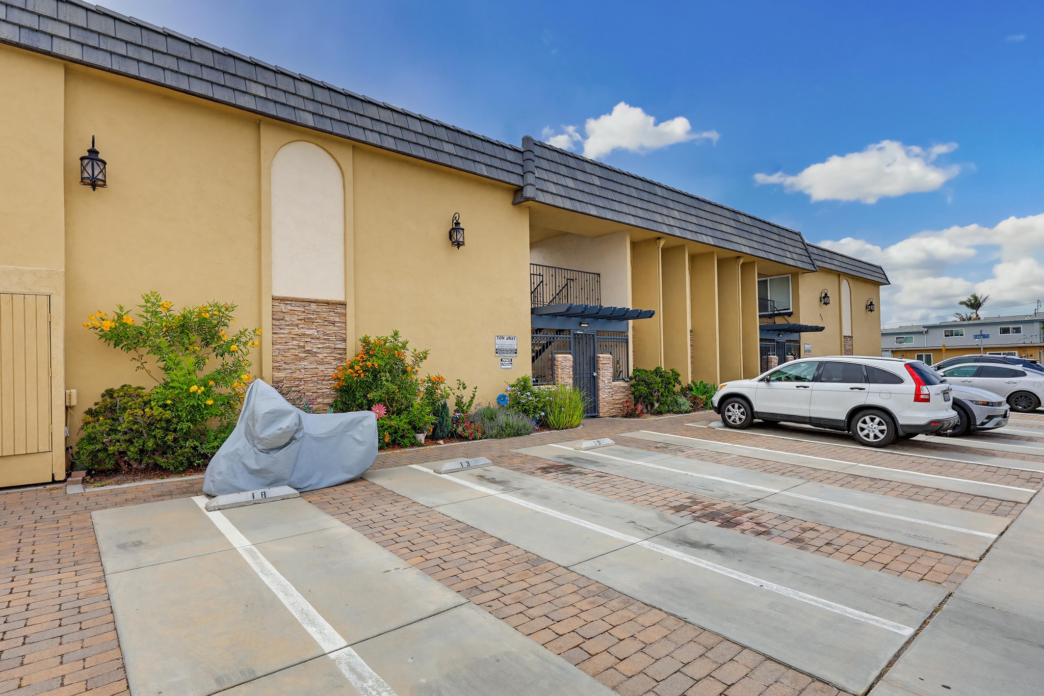Virtual tour photo 4 of 35 for 589 11th St APT 9