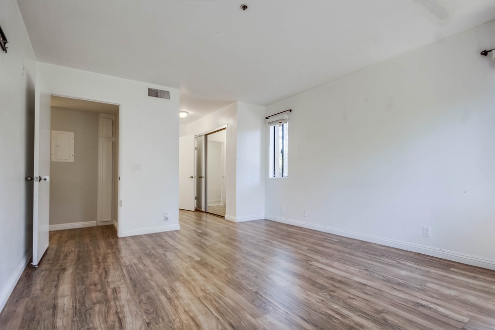 Virtual tour photo 25 of 33 for 5995 Dandridge Ln UNIT 126