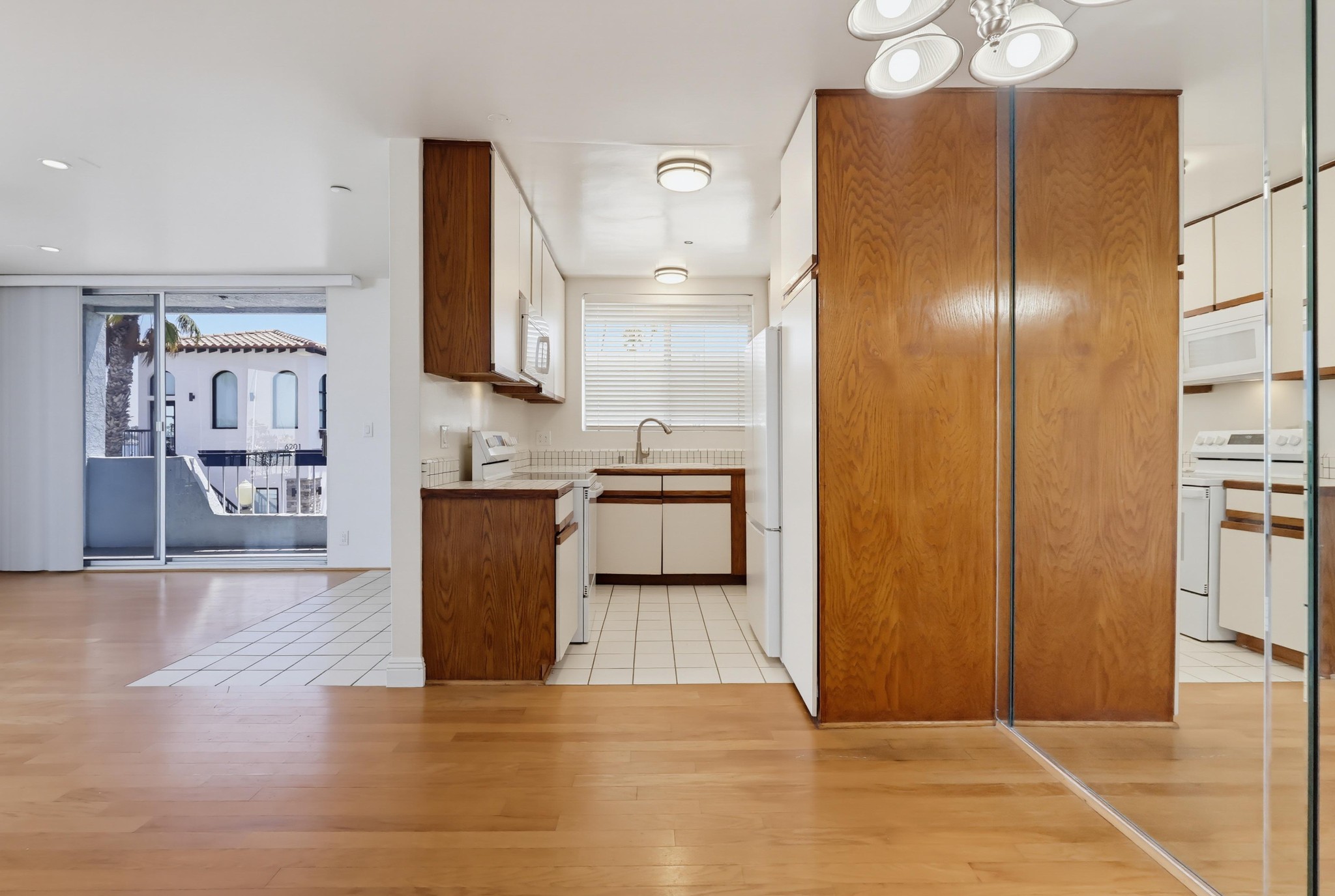 Virtual tour photo 22 of 62 for 6150 E Bay Shore Walk