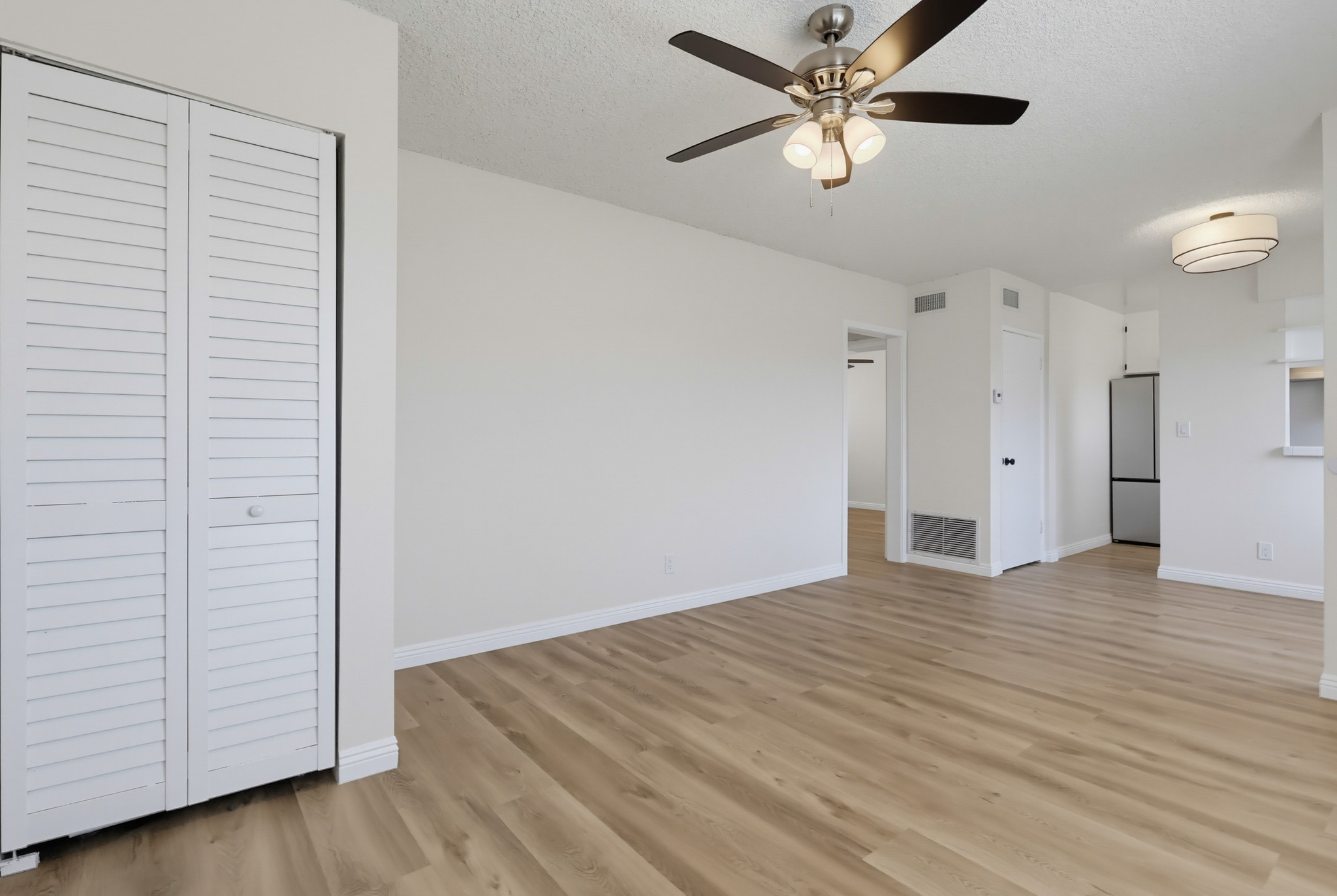 Virtual tour photo 18 of 56 for 621 E 99th St Unit 23