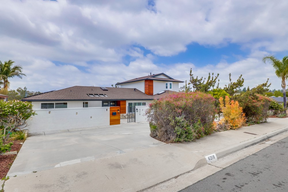 Virtual tour photo 1 of 70 for 6218 Lake Shore Dr