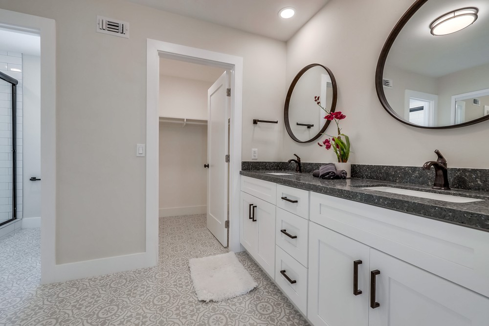 Virtual tour photo 36 of 70 for 6218 Lake Shore Dr