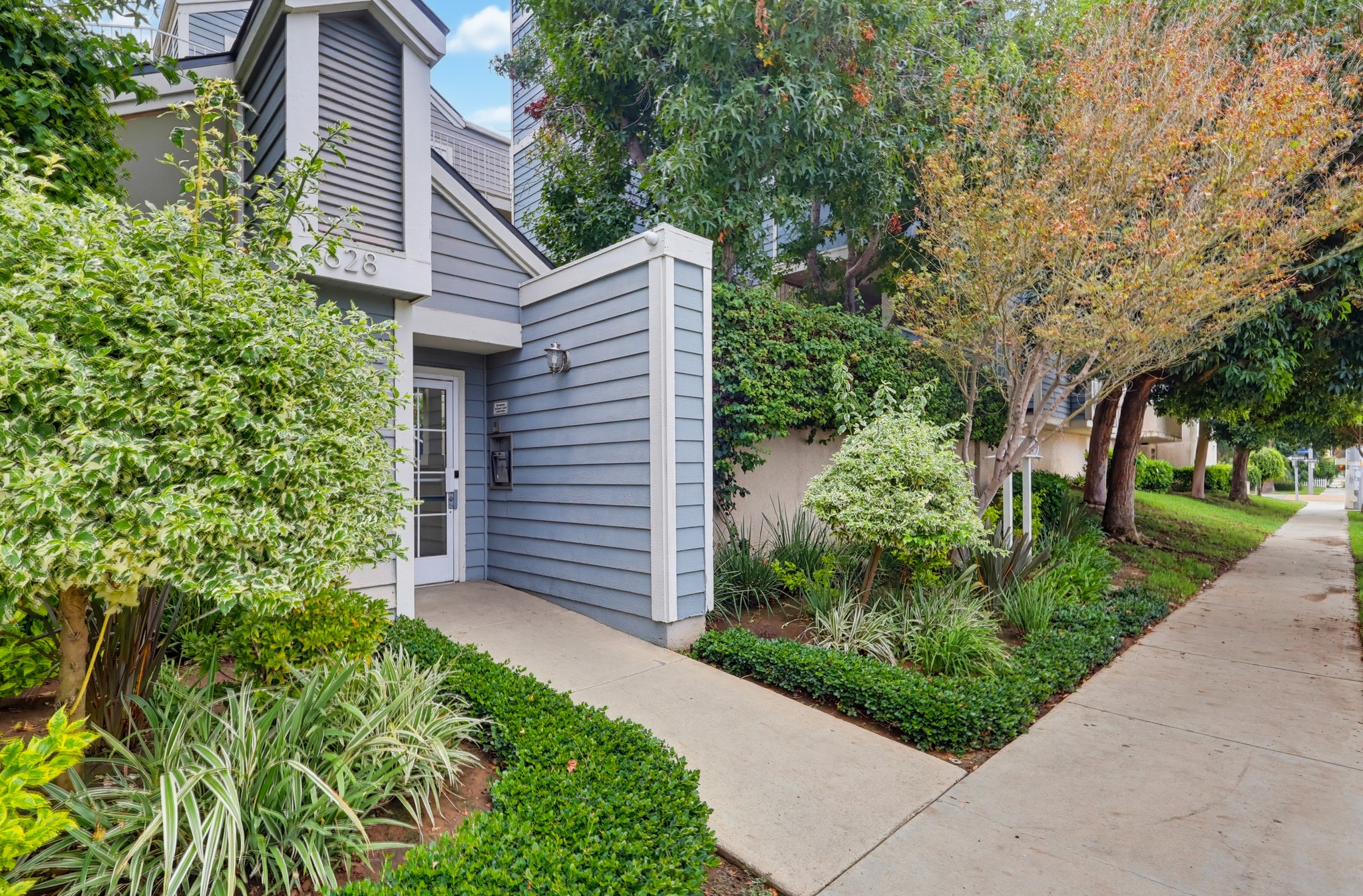 Virtual tour photo 4 of 63 for 628 Daisy Ave #22