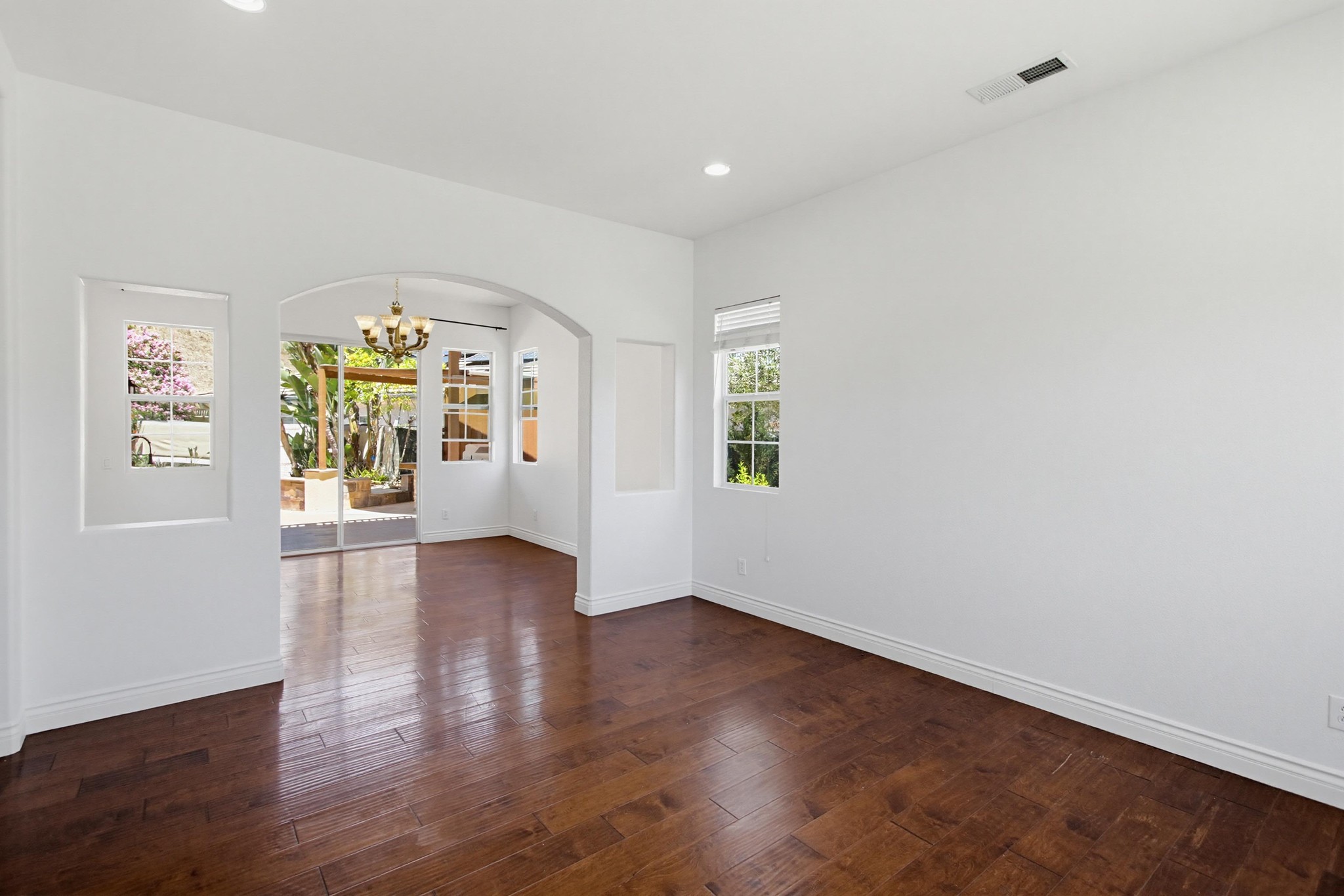 Virtual tour photo 10 of 72 for 637 Oak Glade Dr
