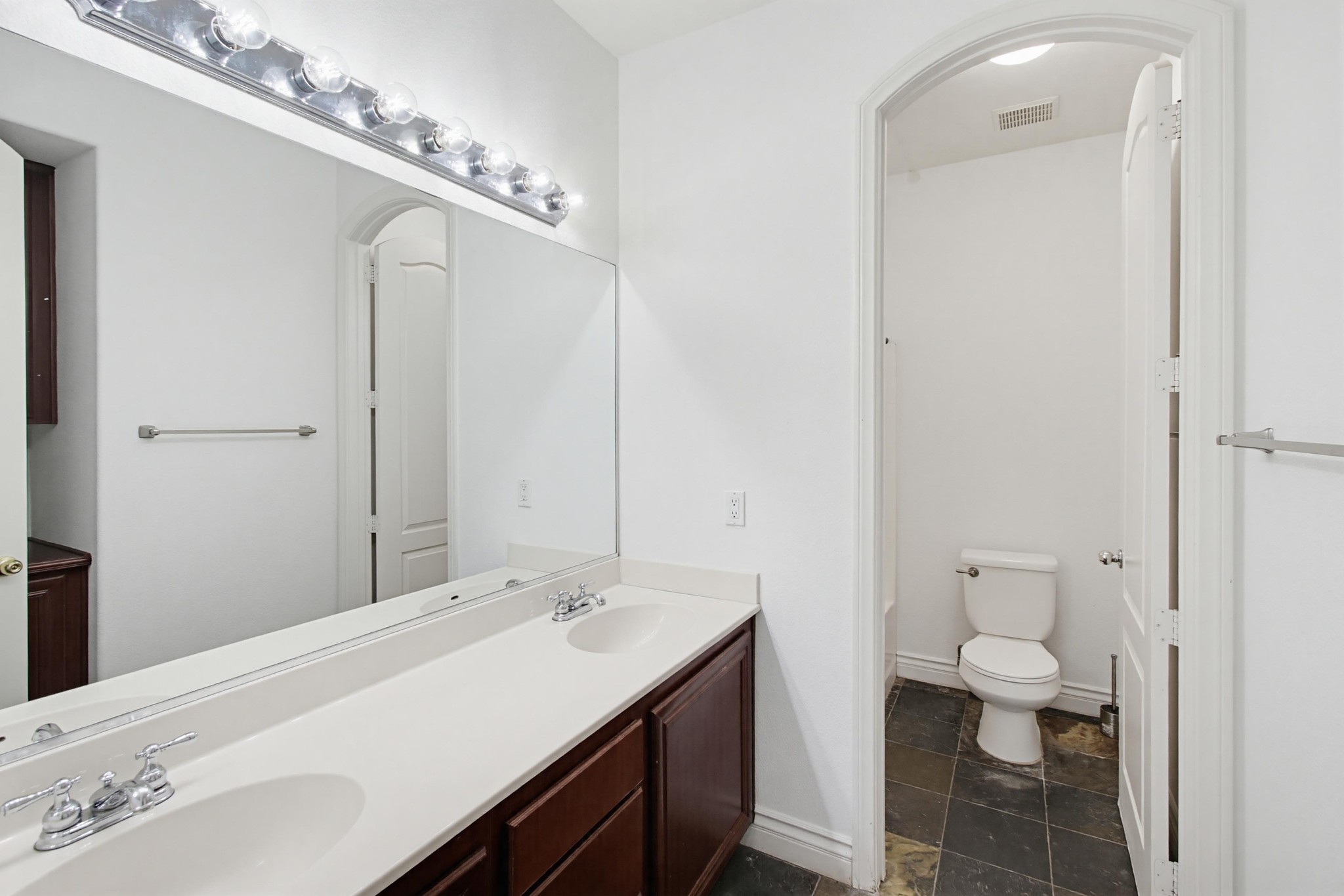 Virtual tour photo 47 of 72 for 637 Oak Glade Dr