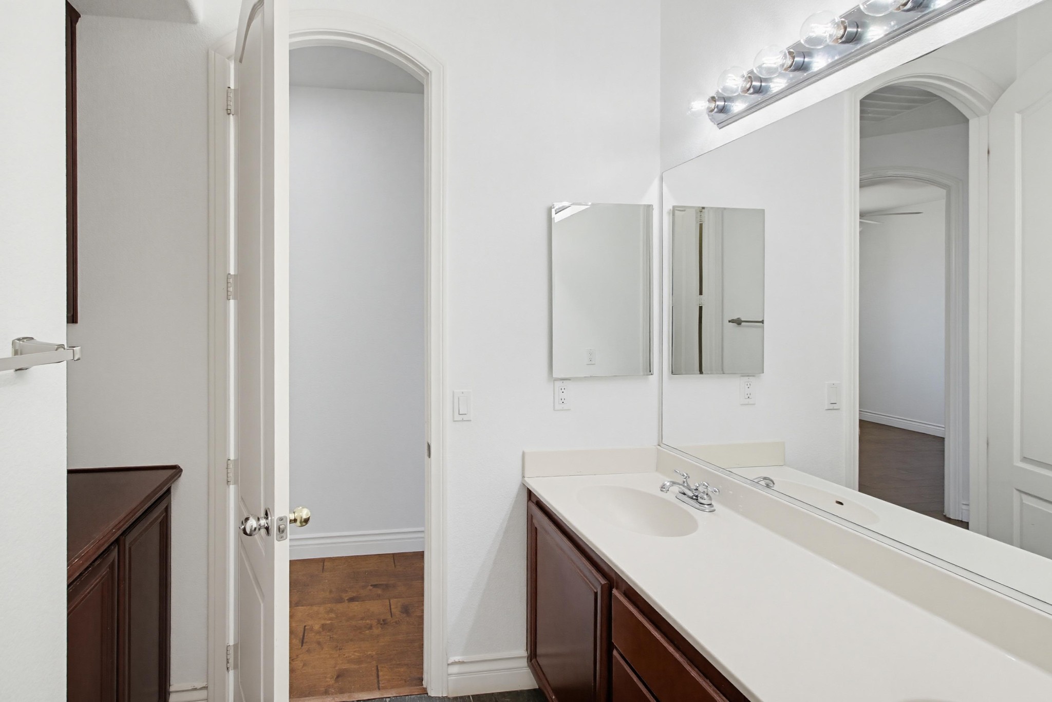 Virtual tour photo 49 of 72 for 637 Oak Glade Dr