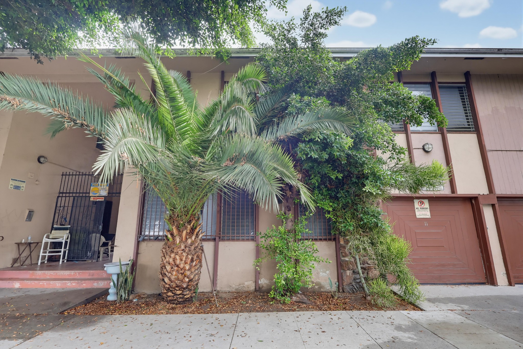 Virtual tour photo 3 of 35 for 640 Elm Ave Apt 11