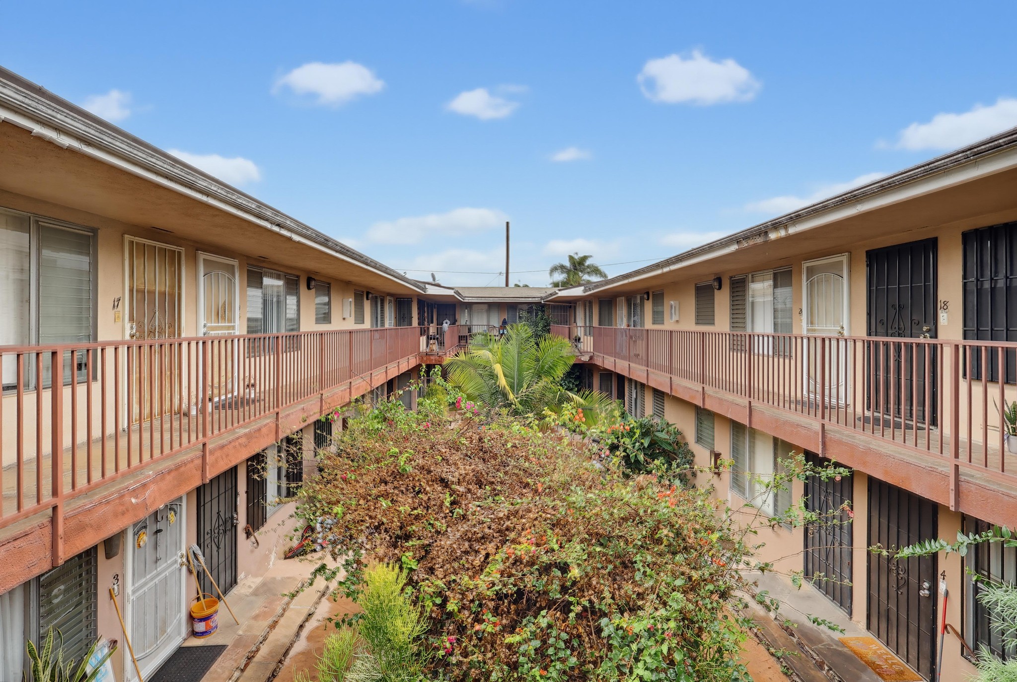 Virtual tour photo 6 of 35 for 640 Elm Ave Apt 11
