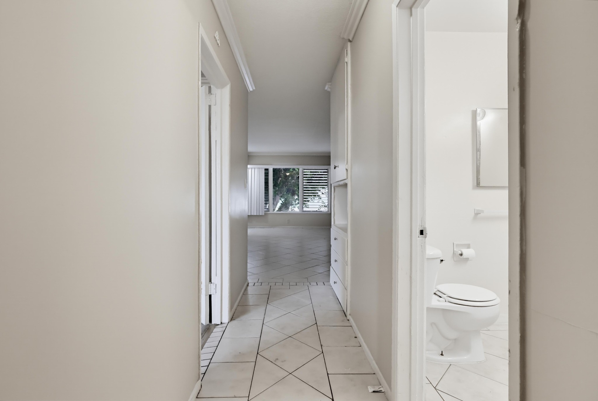 Virtual tour photo 8 of 35 for 640 Elm Ave Apt 11