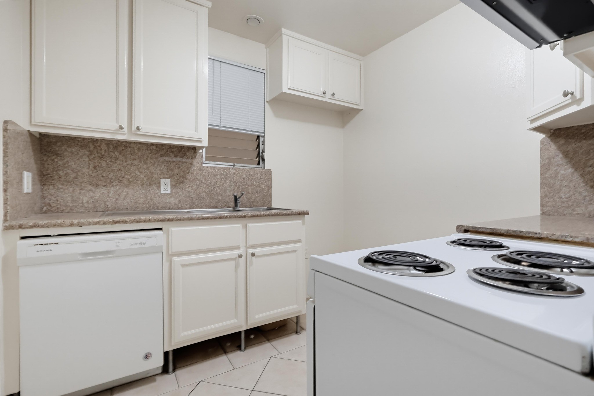Virtual tour photo 21 of 35 for 640 Elm Ave Apt 11